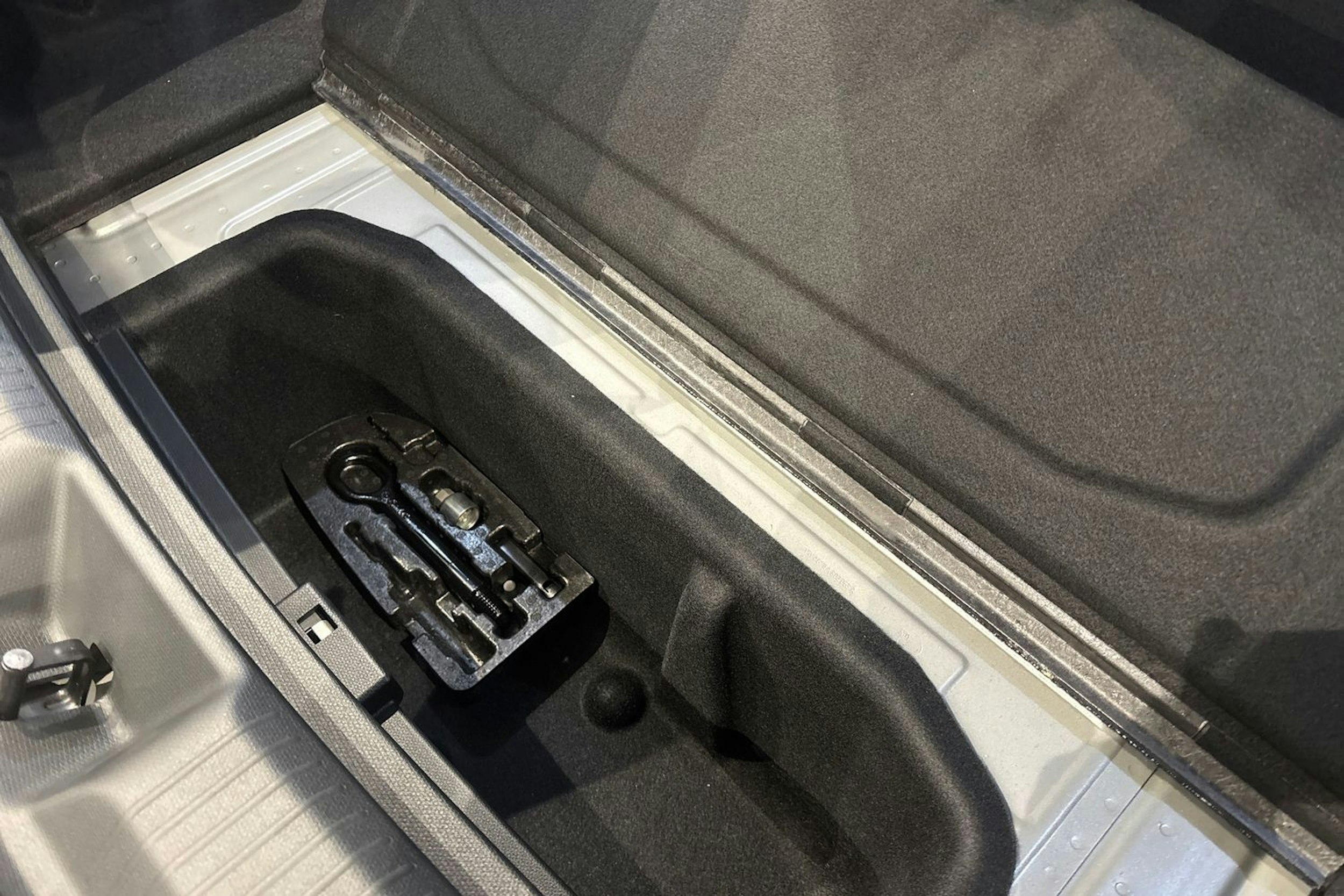 met. ruskea (beige) CUPRA Tavascan 2025 kuva 12.