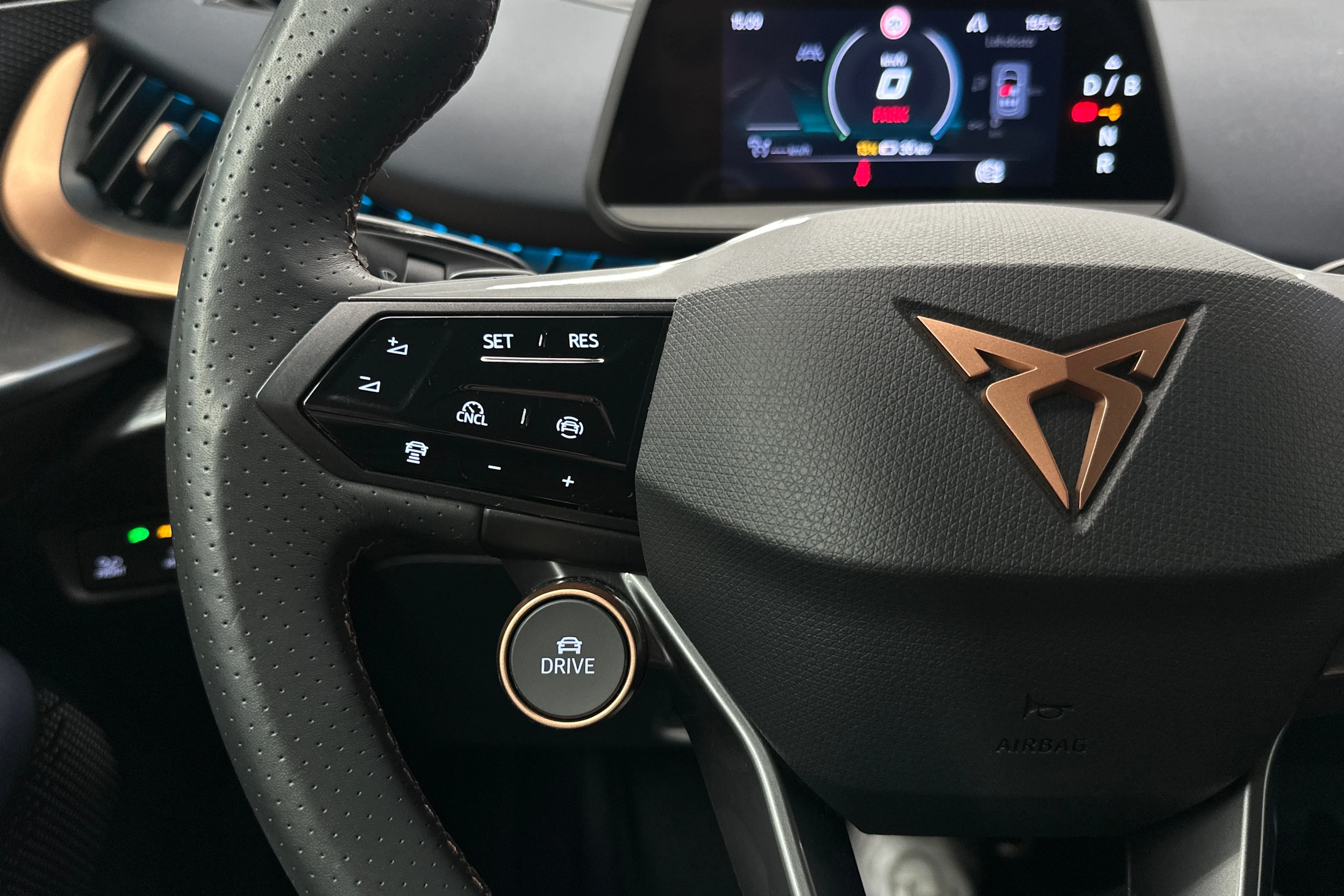 valkoinen CUPRA Tavascan 2025 kuva 15.