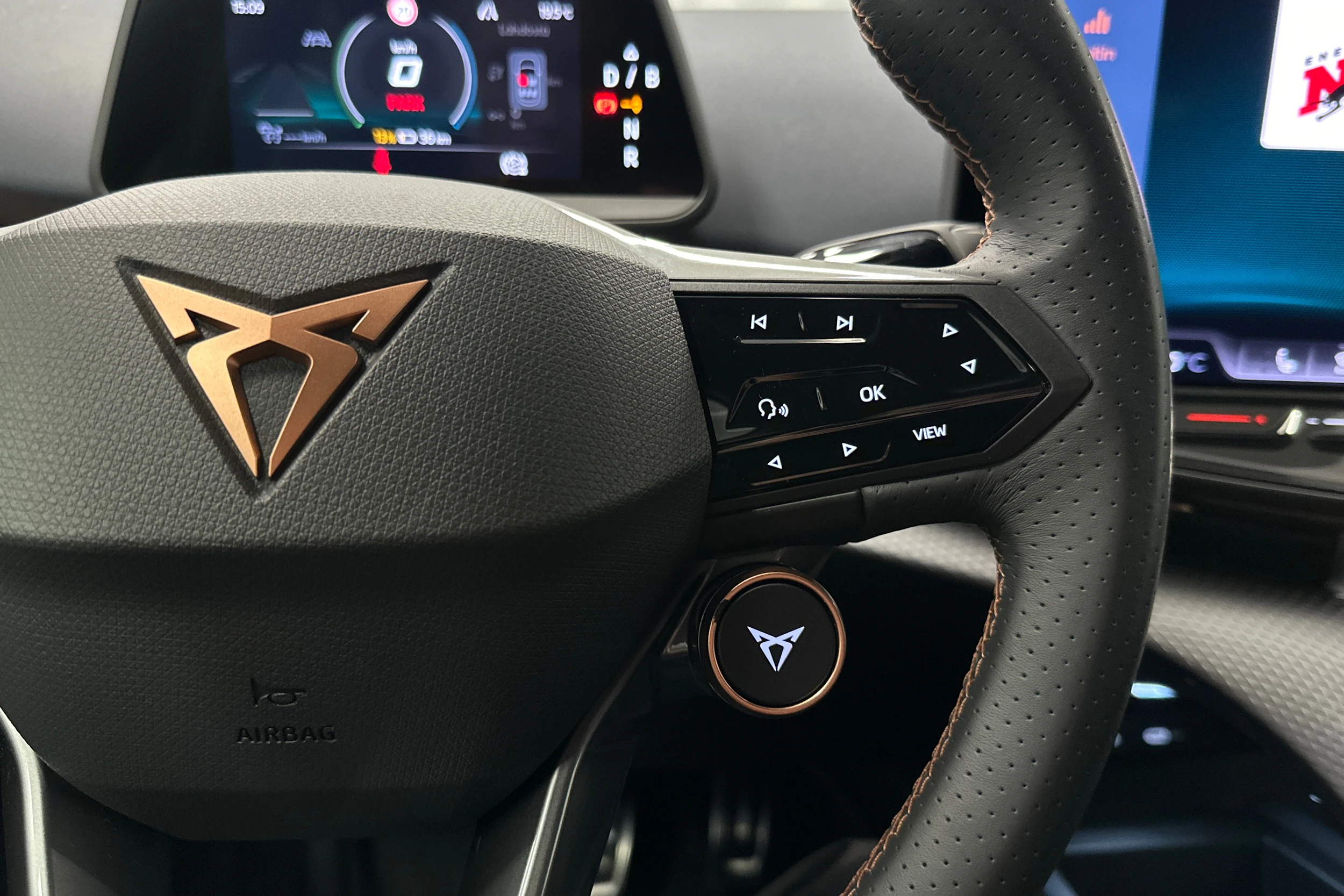 valkoinen CUPRA Tavascan 2025 kuva 16.