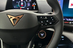 valkoinen CUPRA Tavascan 2025 kuva 16.