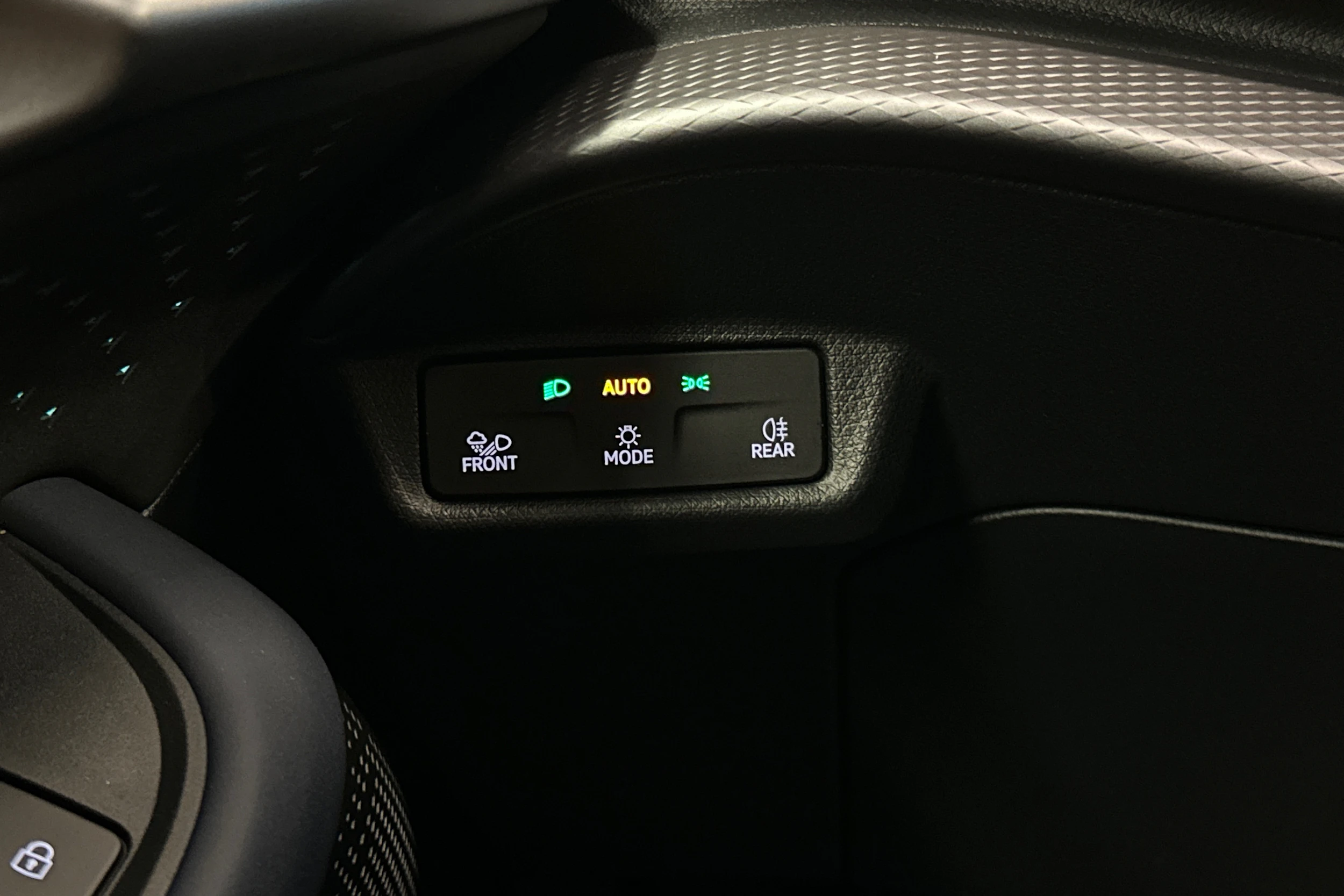 valkoinen CUPRA Tavascan 2025 kuva 18.
