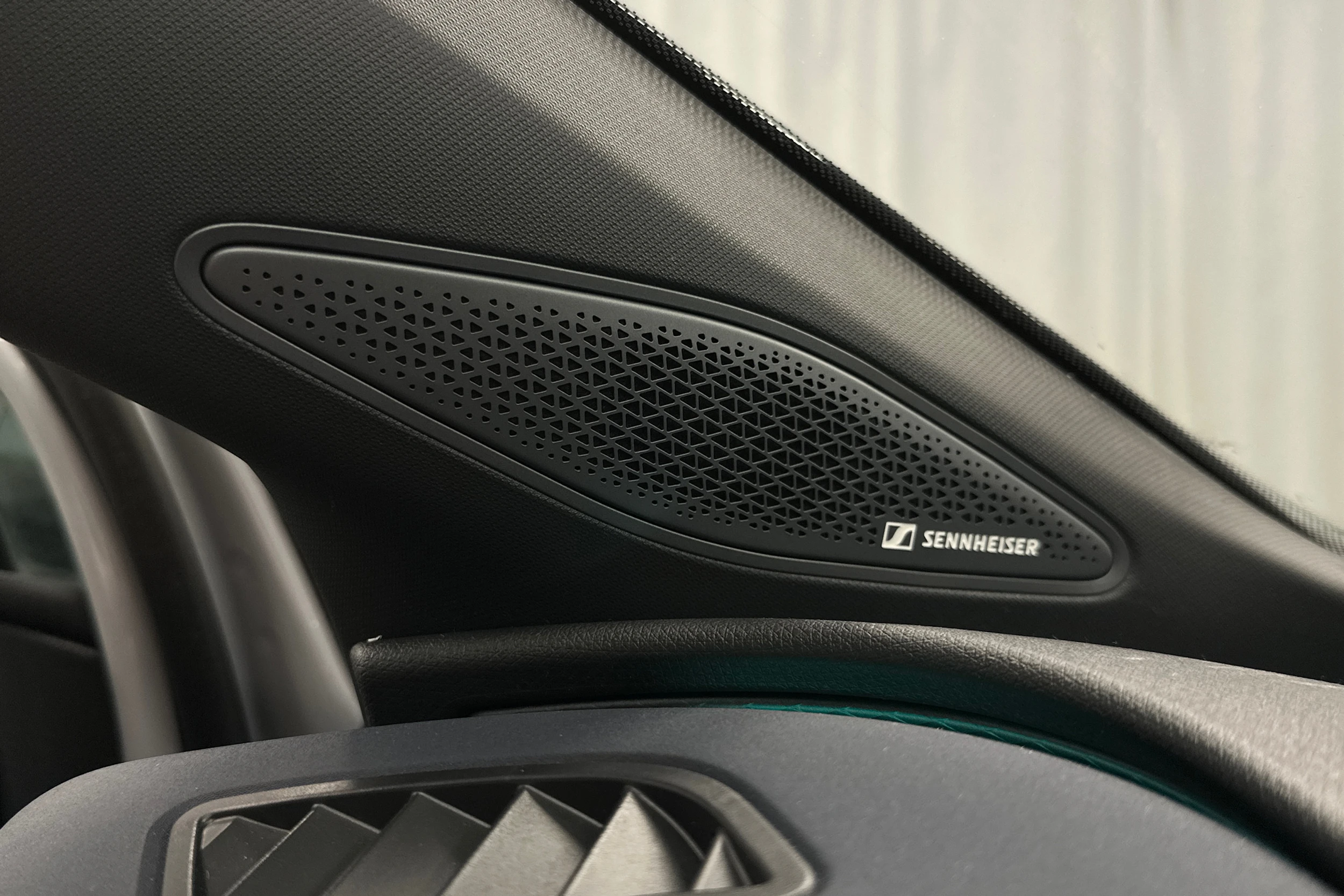 valkoinen CUPRA Tavascan 2025 kuva 43.
