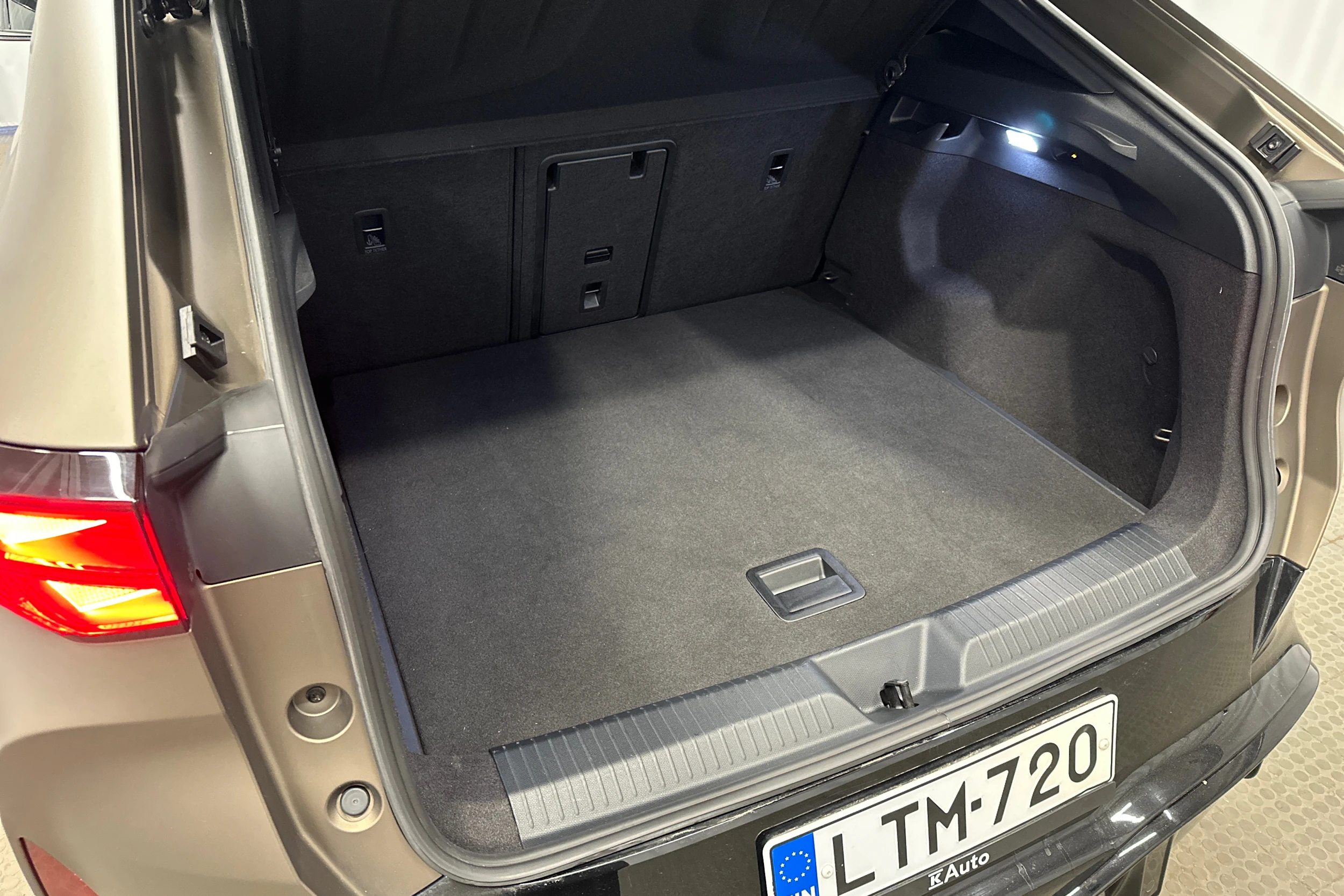 ruskea (beige) CUPRA Tavascan 2025 kuva 38.