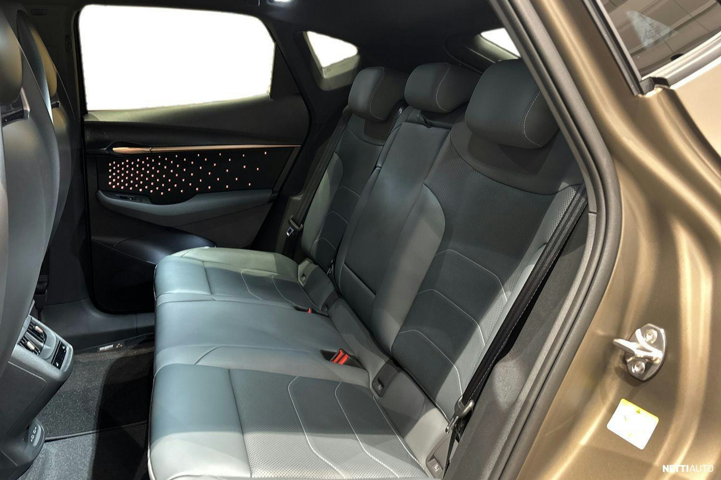 ruskea (beige) CUPRA Tavascan 2025 kuva 8.