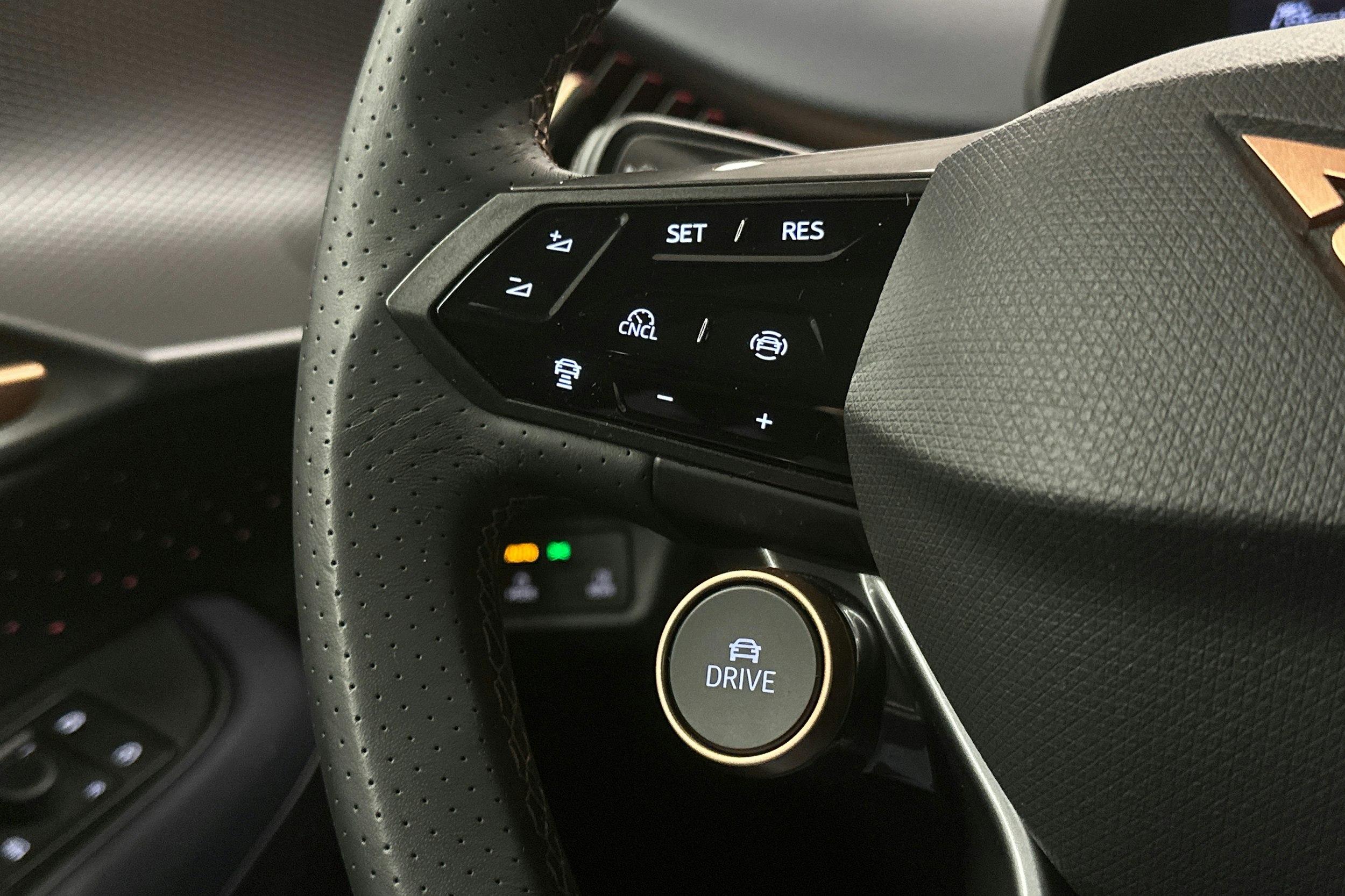 keltainen CUPRA Tavascan 2025 kuva 20.