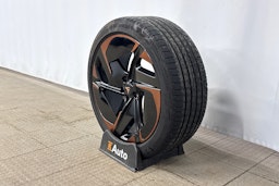 valkoinen CUPRA Tavascan 2025 kuva 13.