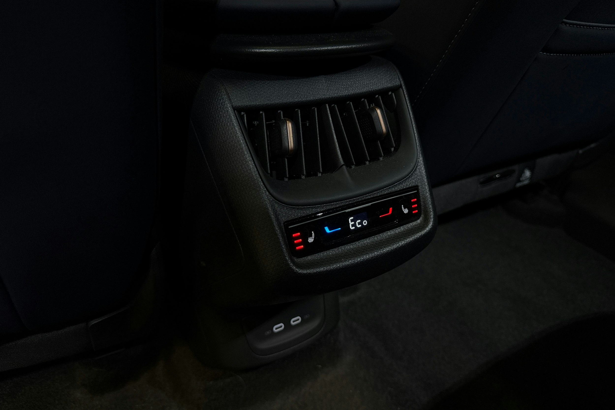 valkoinen CUPRA Tavascan 2025 kuva 14.