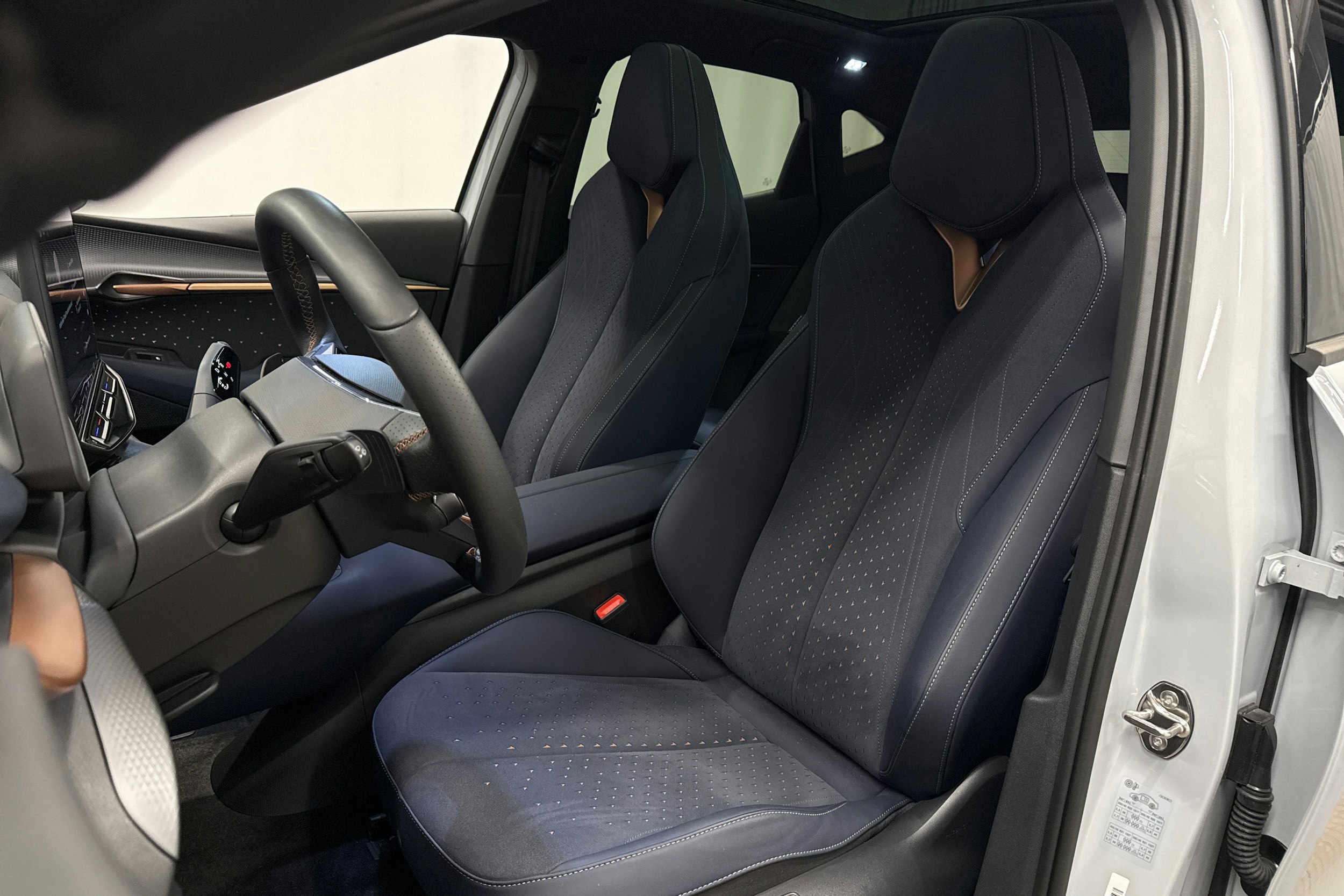 valkoinen CUPRA Tavascan 2025 kuva 15.