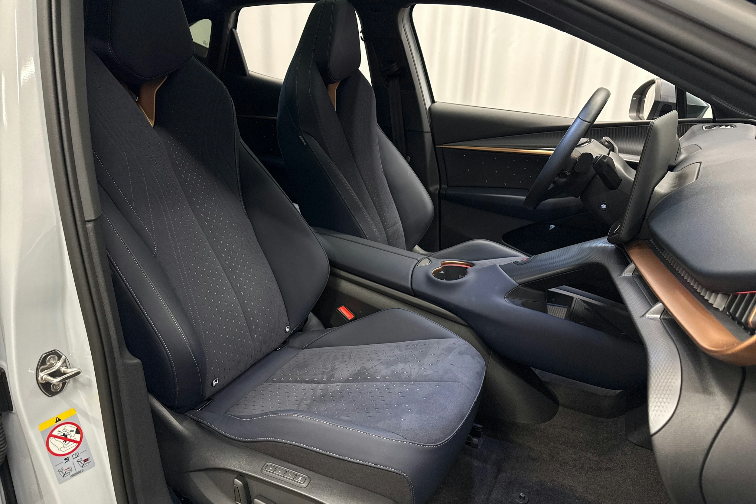 valkoinen CUPRA Tavascan 2025 kuva 16.