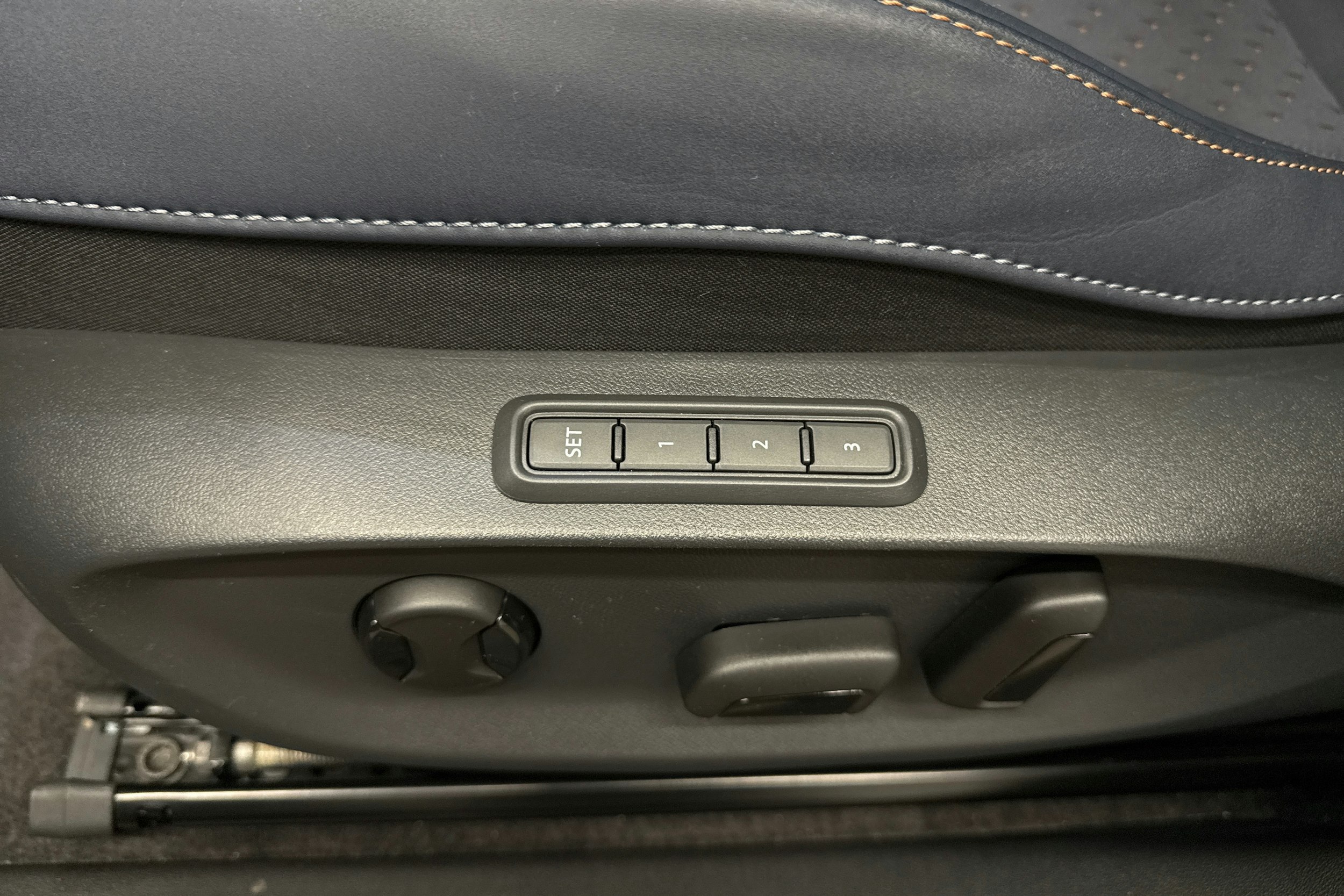 valkoinen CUPRA Tavascan 2025 kuva 17.