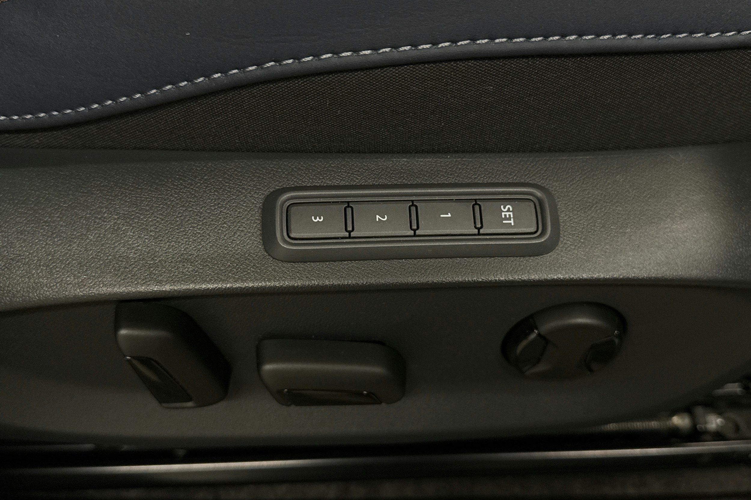 valkoinen CUPRA Tavascan 2025 kuva 18.