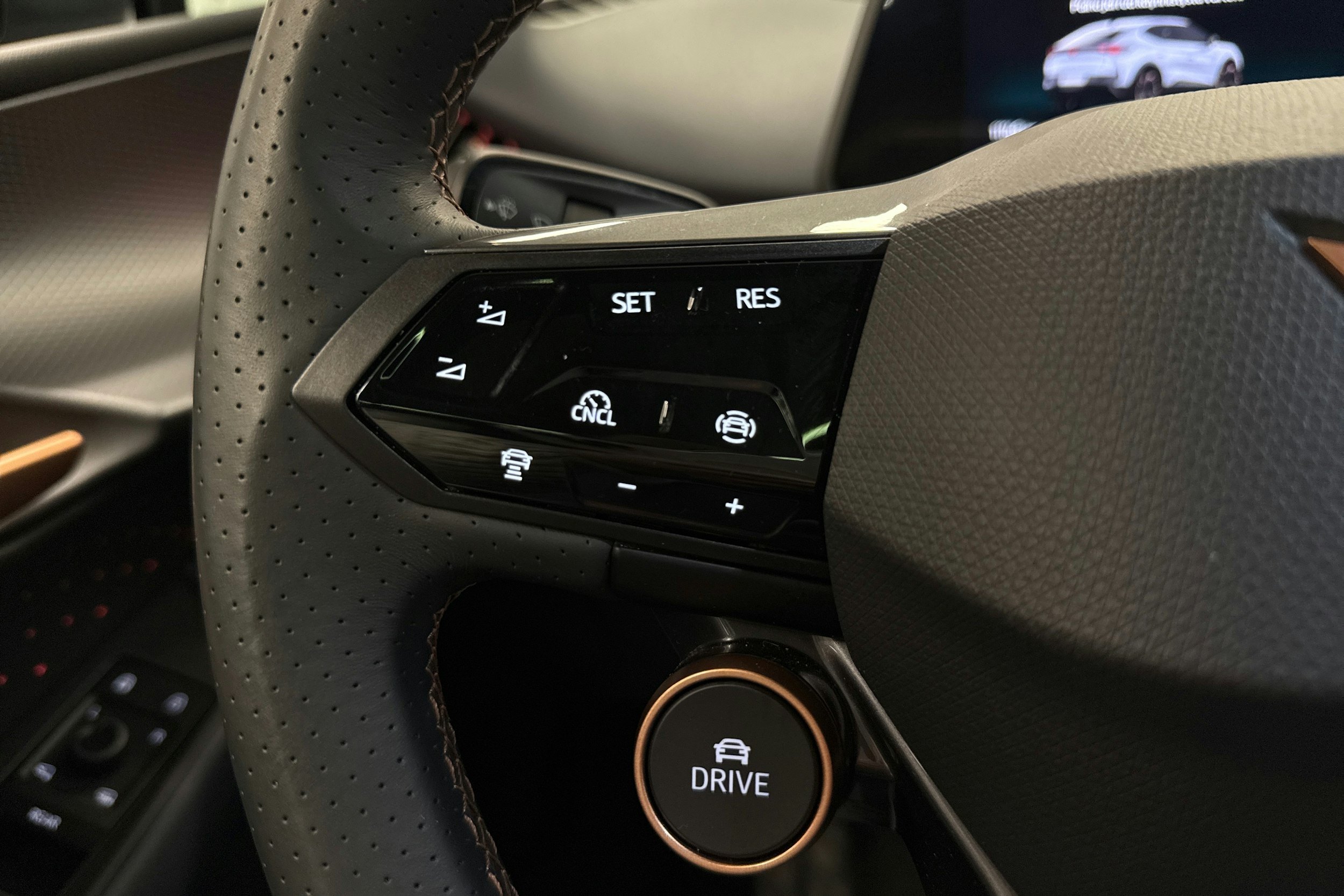 valkoinen CUPRA Tavascan 2025 kuva 19.