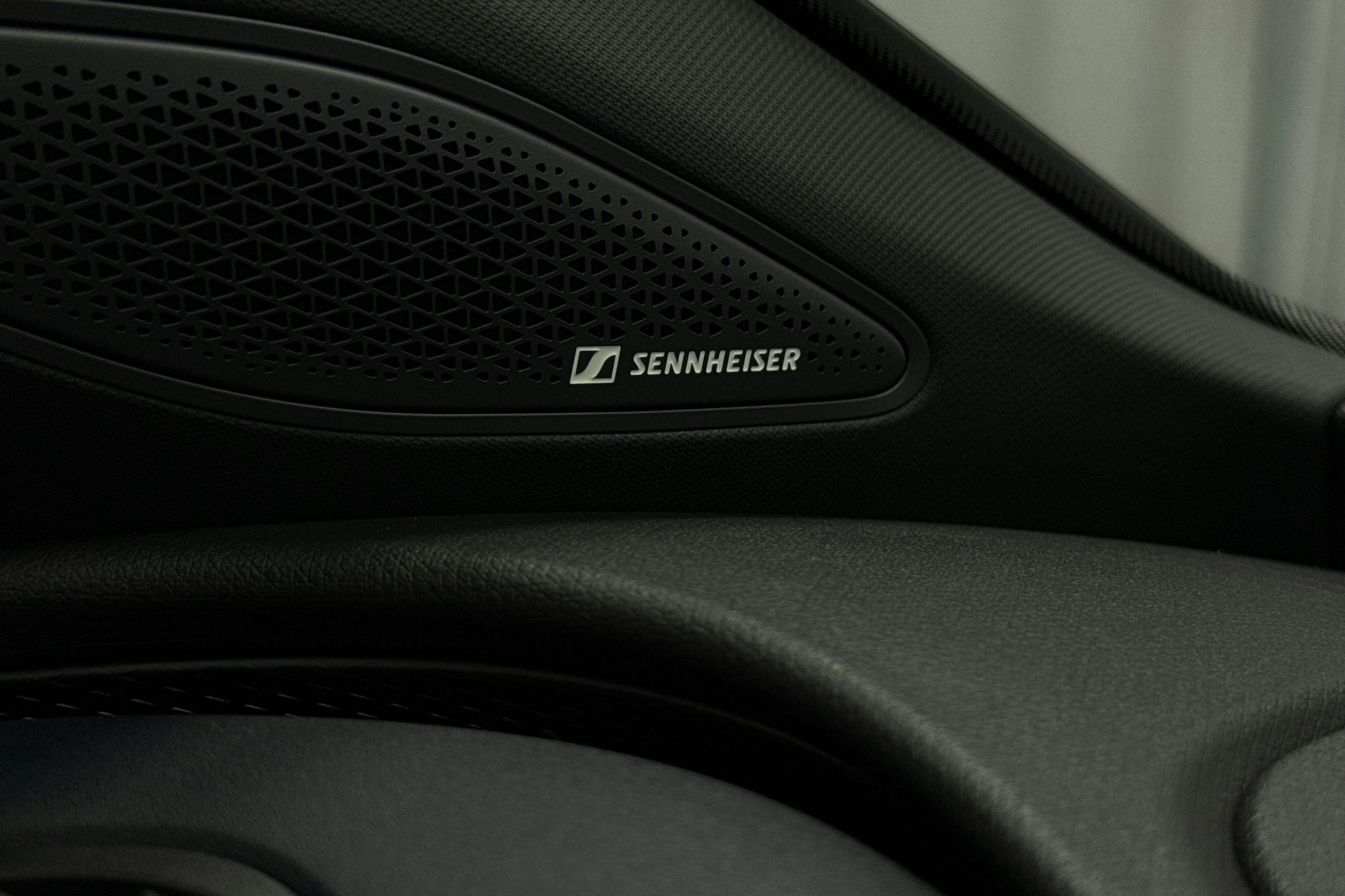 valkoinen CUPRA Tavascan 2025 kuva 30.