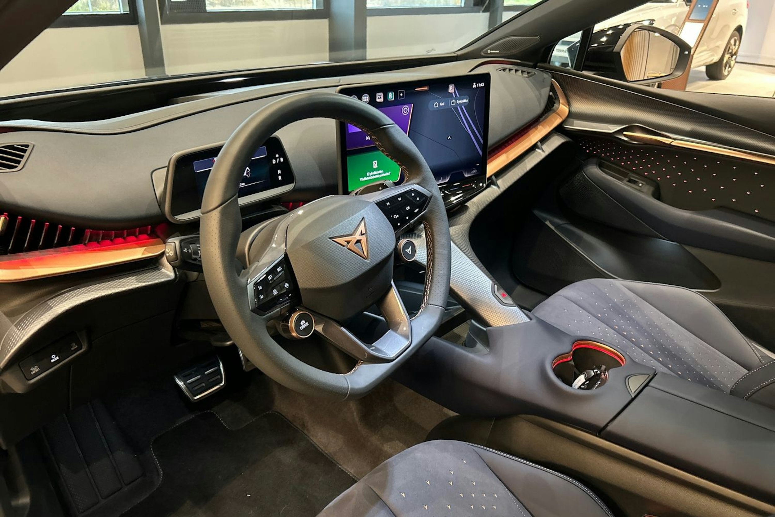 sininen CUPRA Tavascan 2025 kuva 6.