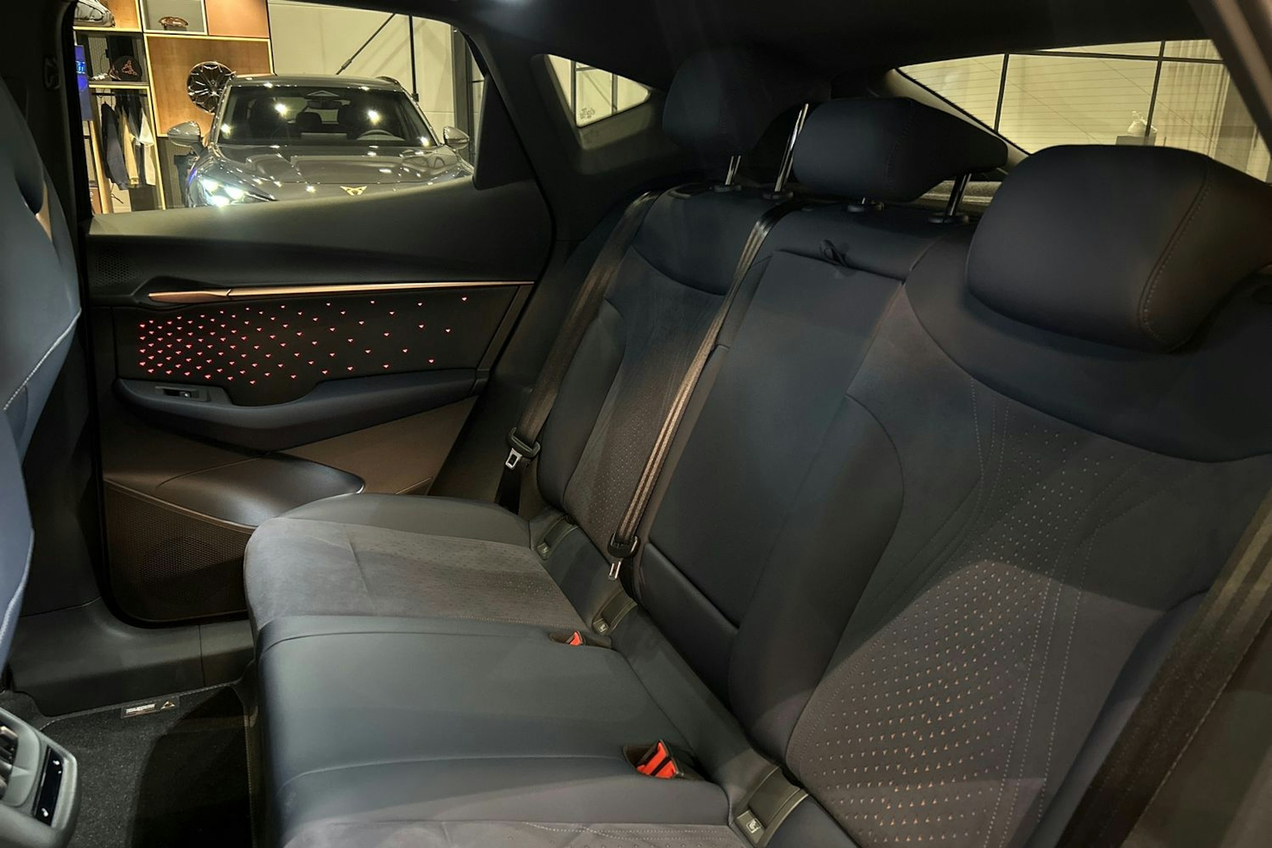 sininen CUPRA Tavascan 2025 kuva 8.