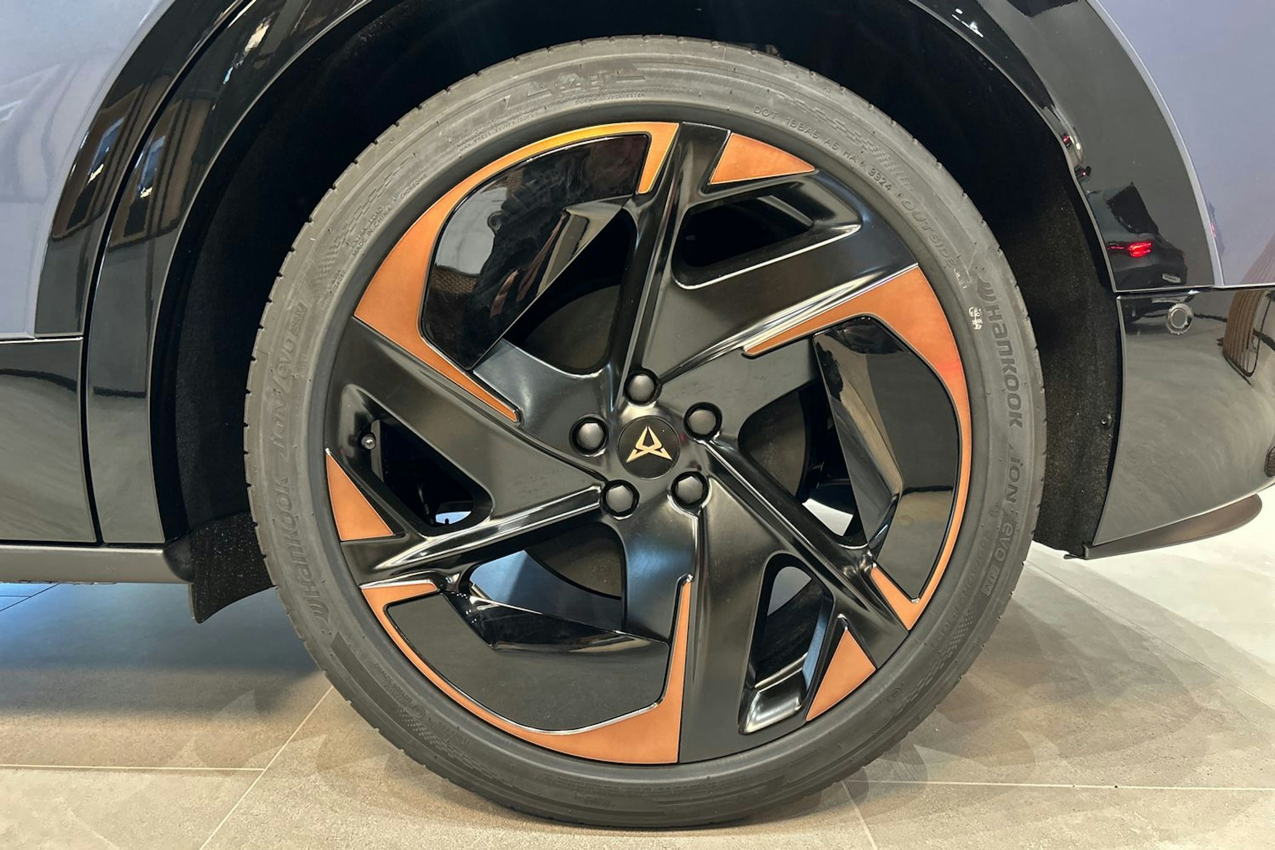 sininen CUPRA Tavascan 2025 kuva 9.