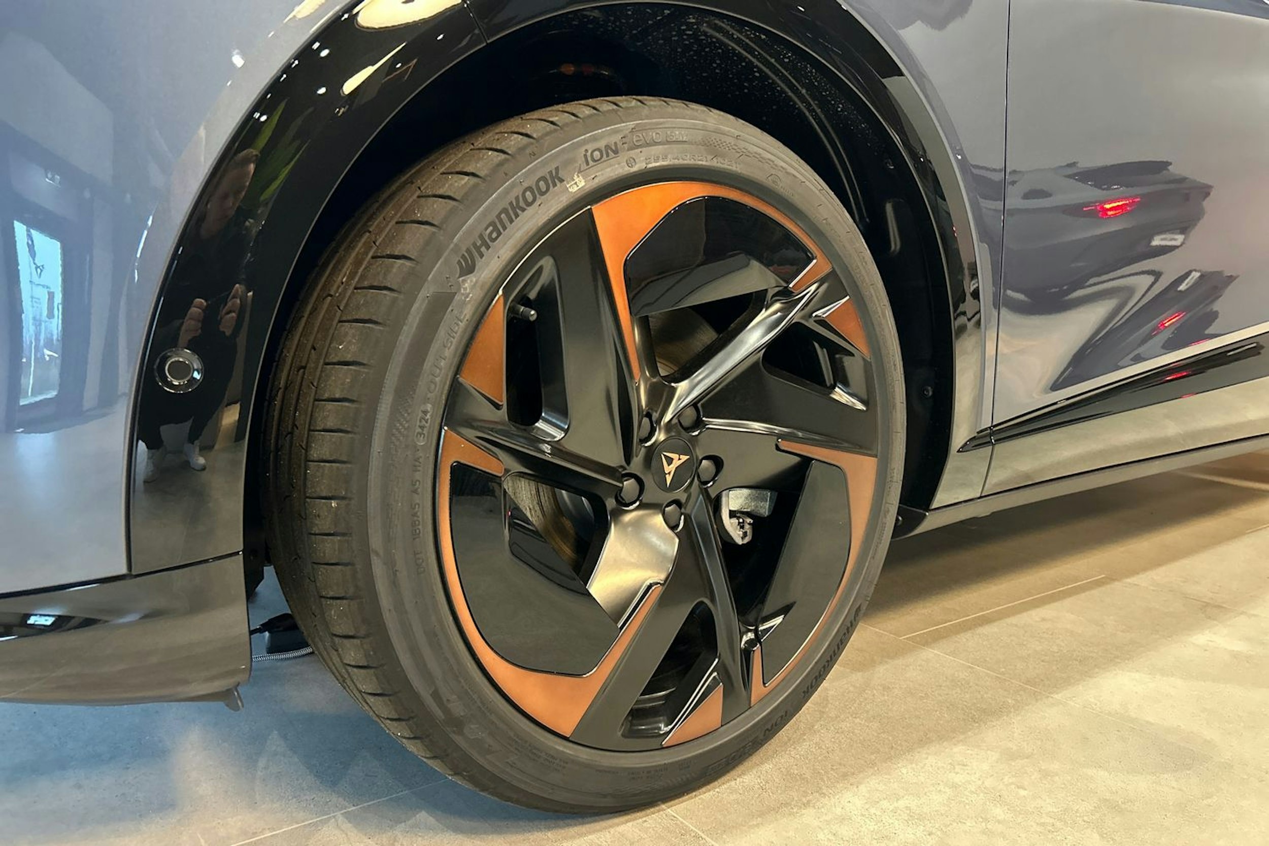 sininen CUPRA Tavascan 2025 kuva 10.