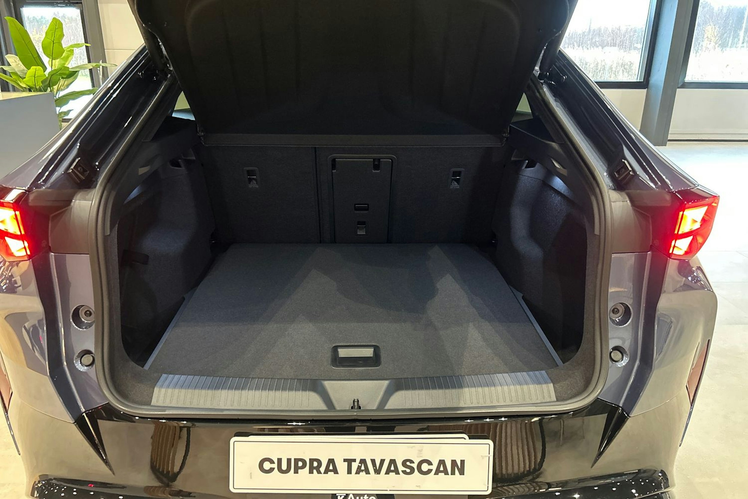 sininen CUPRA Tavascan 2025 kuva 11.
