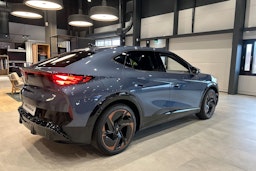 sininen CUPRA Tavascan 2025 kuva 15.