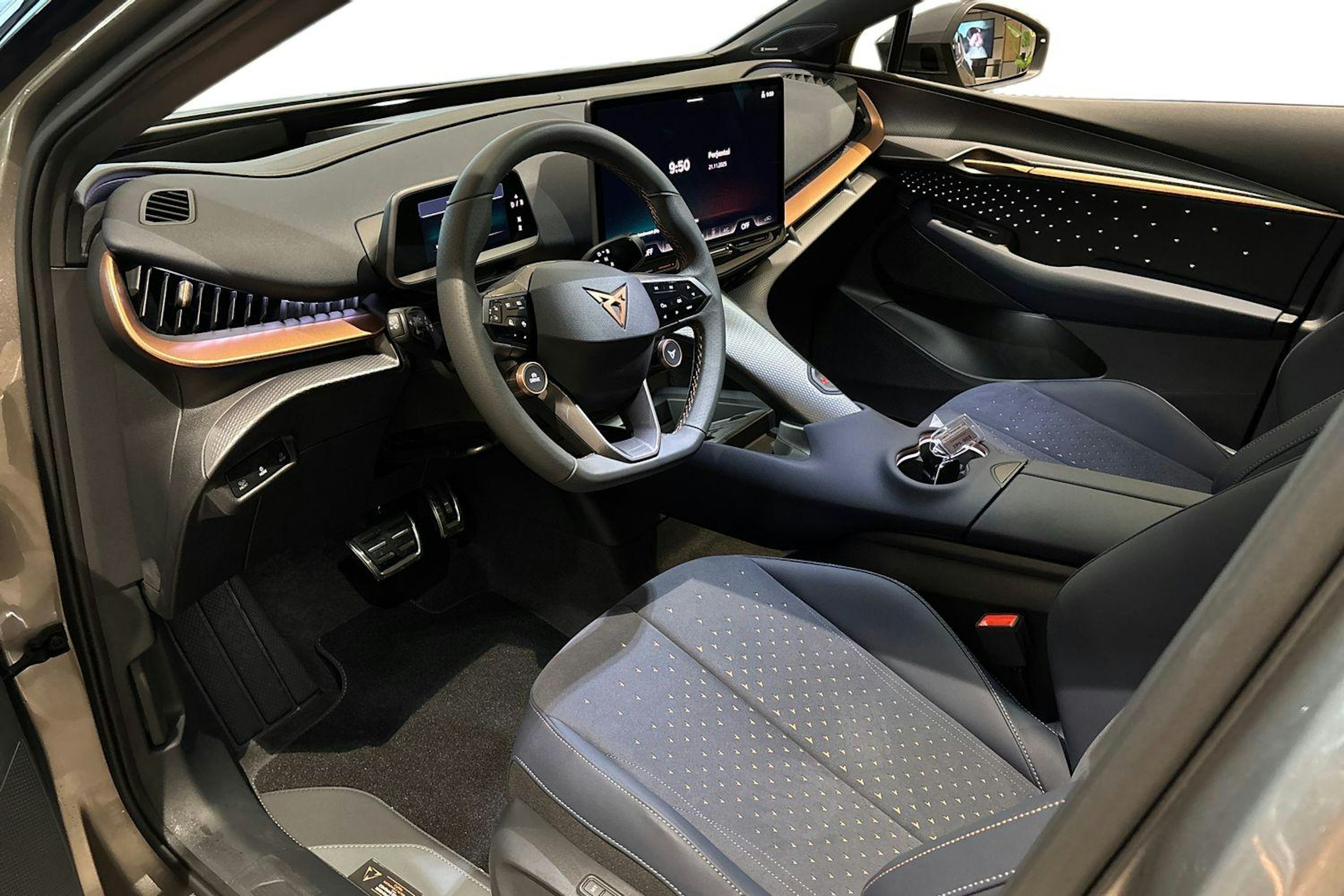 ruskea (beige) CUPRA Tavascan 2025 kuva 6.