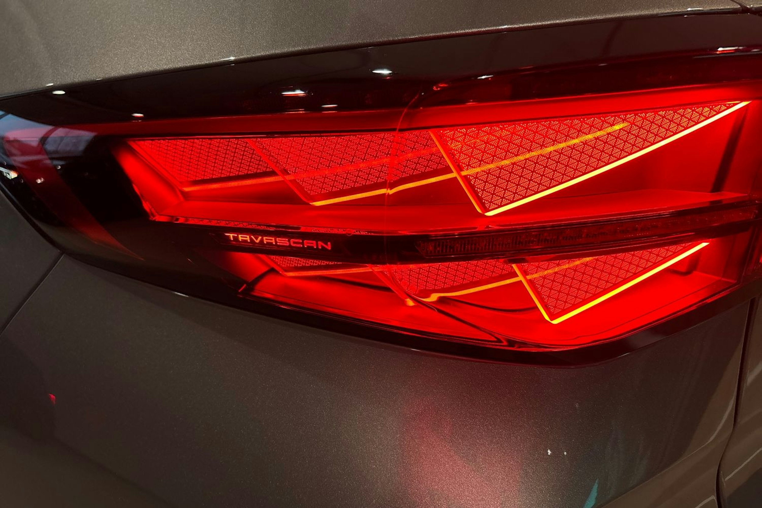 ruskea (beige) CUPRA Tavascan 2025 kuva 12.