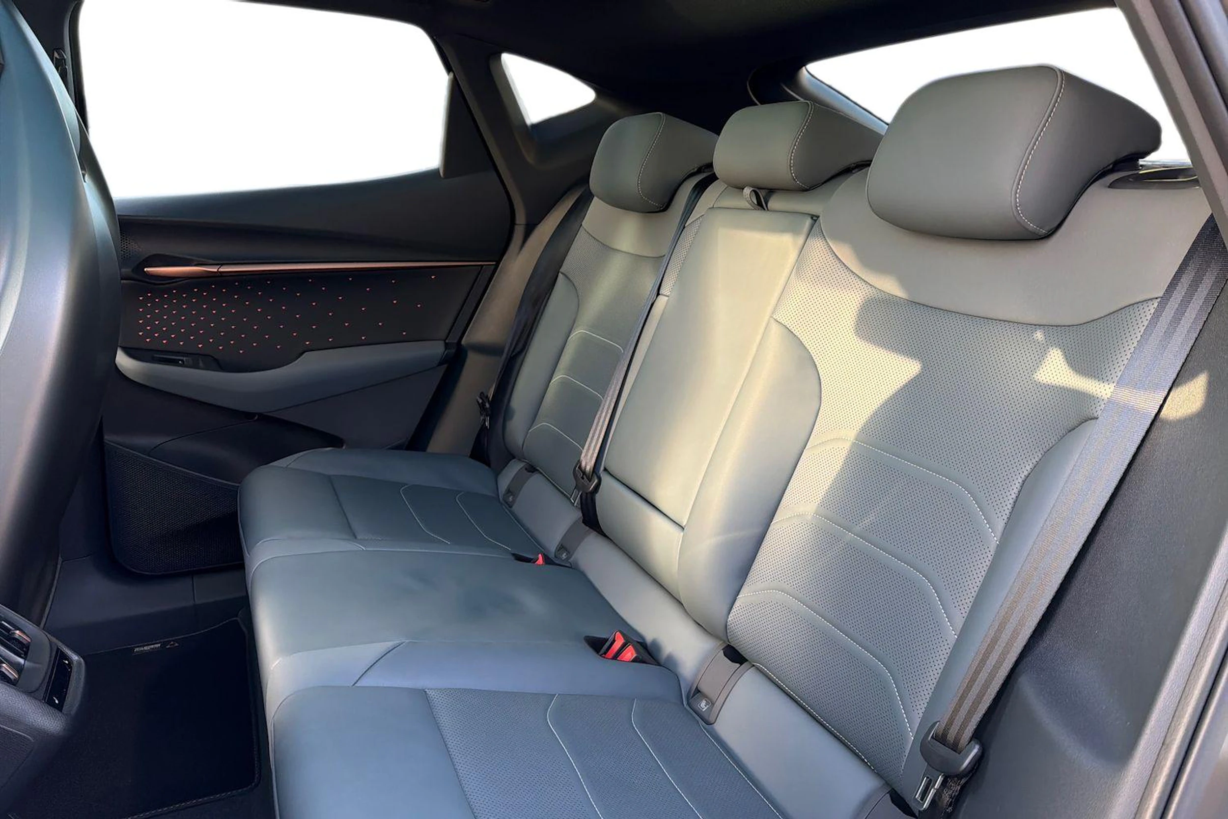 ruskea (beige) CUPRA Tavascan 2025 kuva 8.