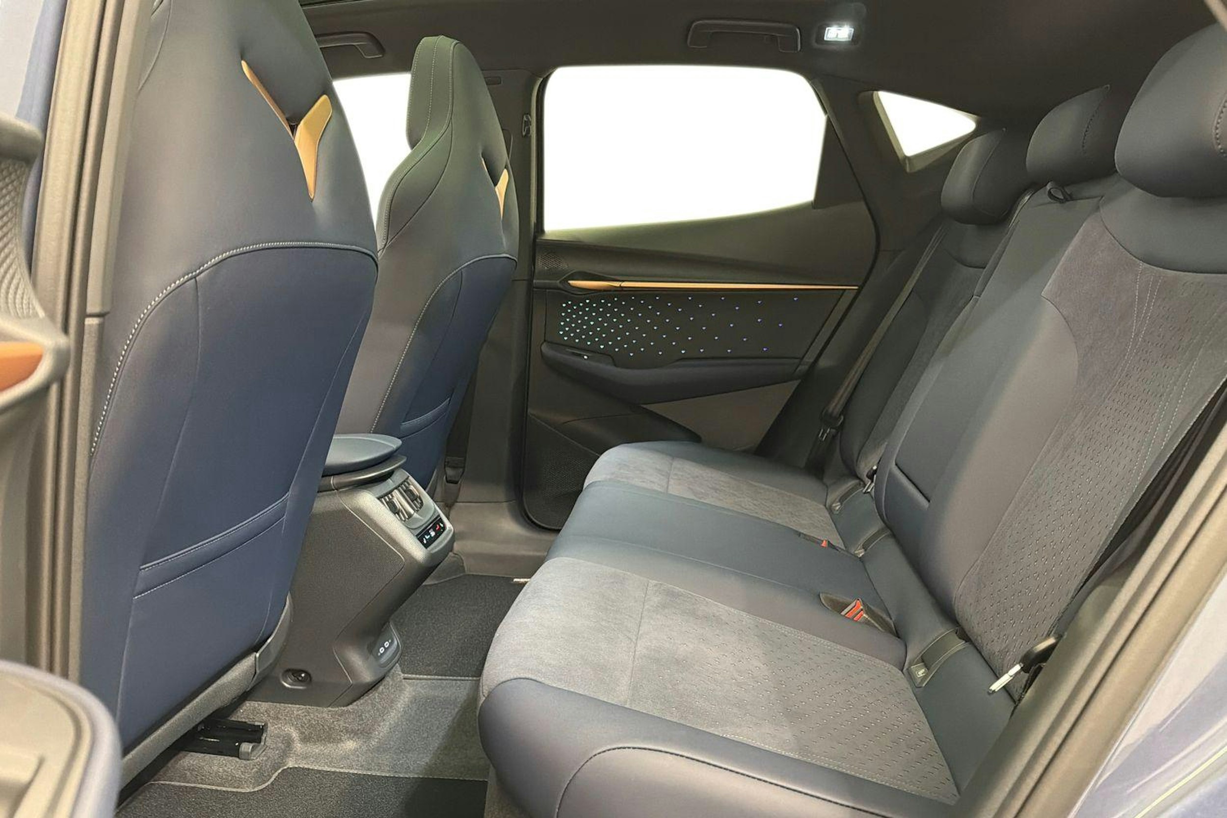 sininen CUPRA Tavascan 2026 kuva 8.