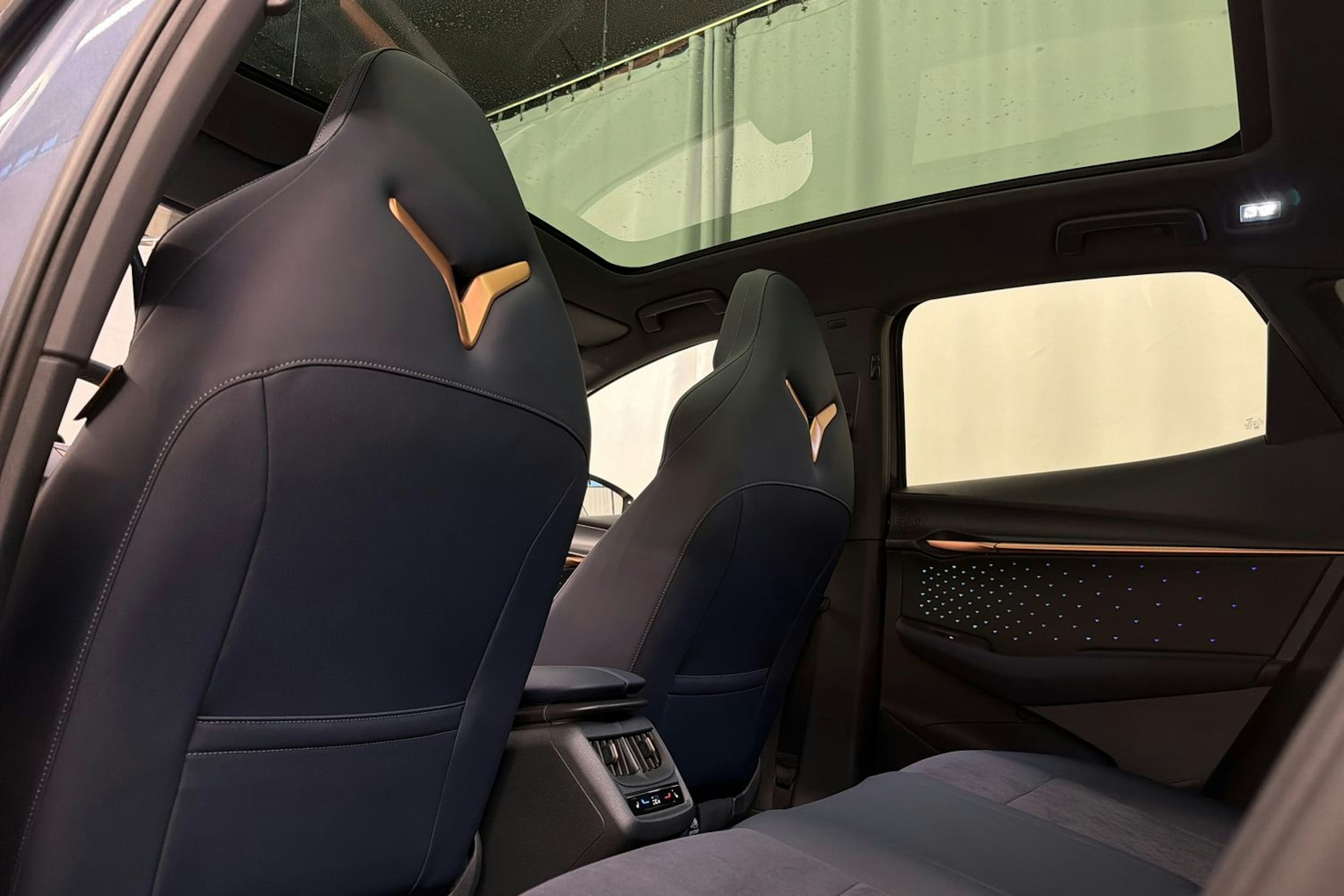 sininen CUPRA Tavascan 2026 kuva 11.