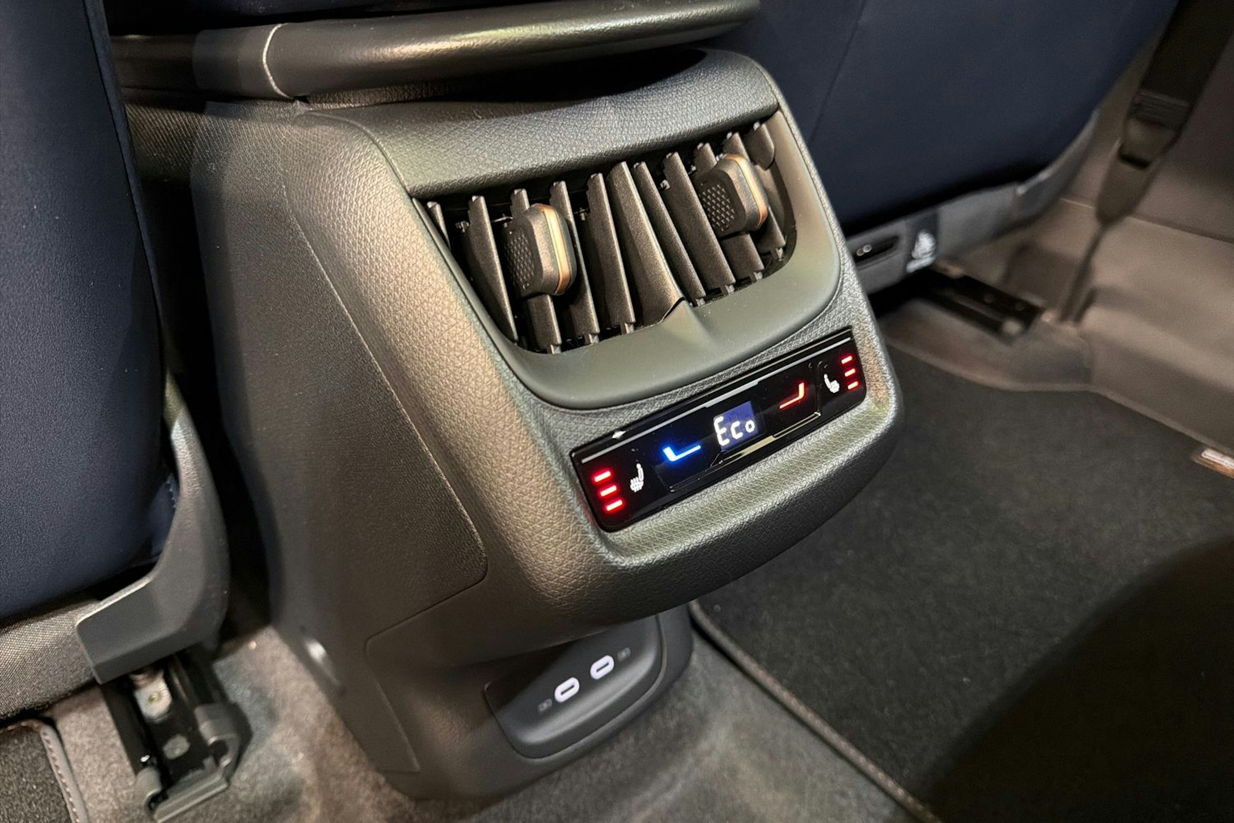 sininen CUPRA Tavascan 2026 kuva 12.