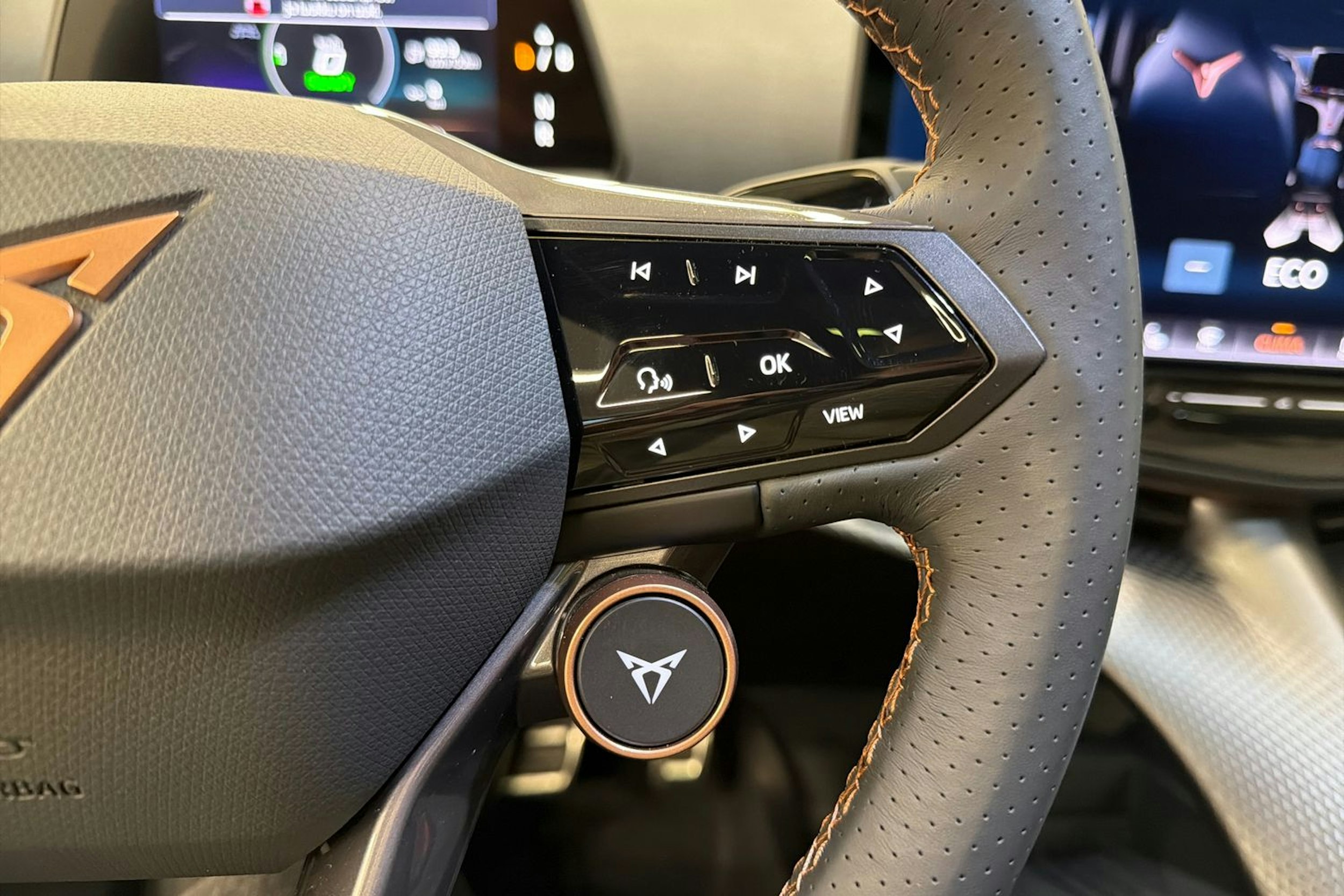 sininen CUPRA Tavascan 2026 kuva 19.