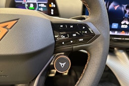 sininen CUPRA Tavascan 2026 kuva 19.