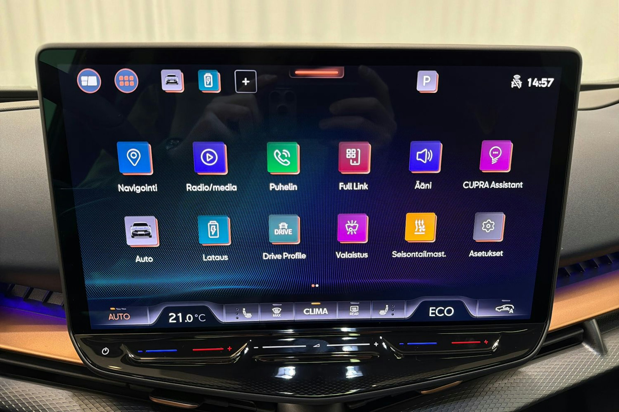 sininen CUPRA Tavascan 2026 kuva 22.