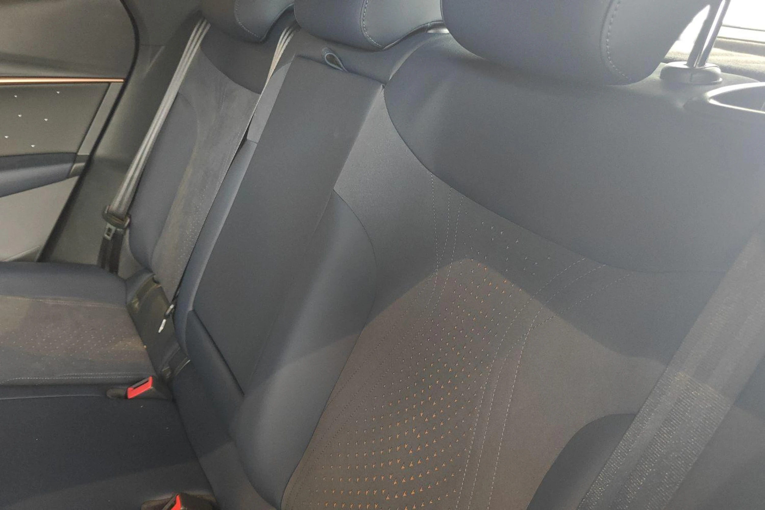 harmaa CUPRA Tavascan 2026 kuva 8.