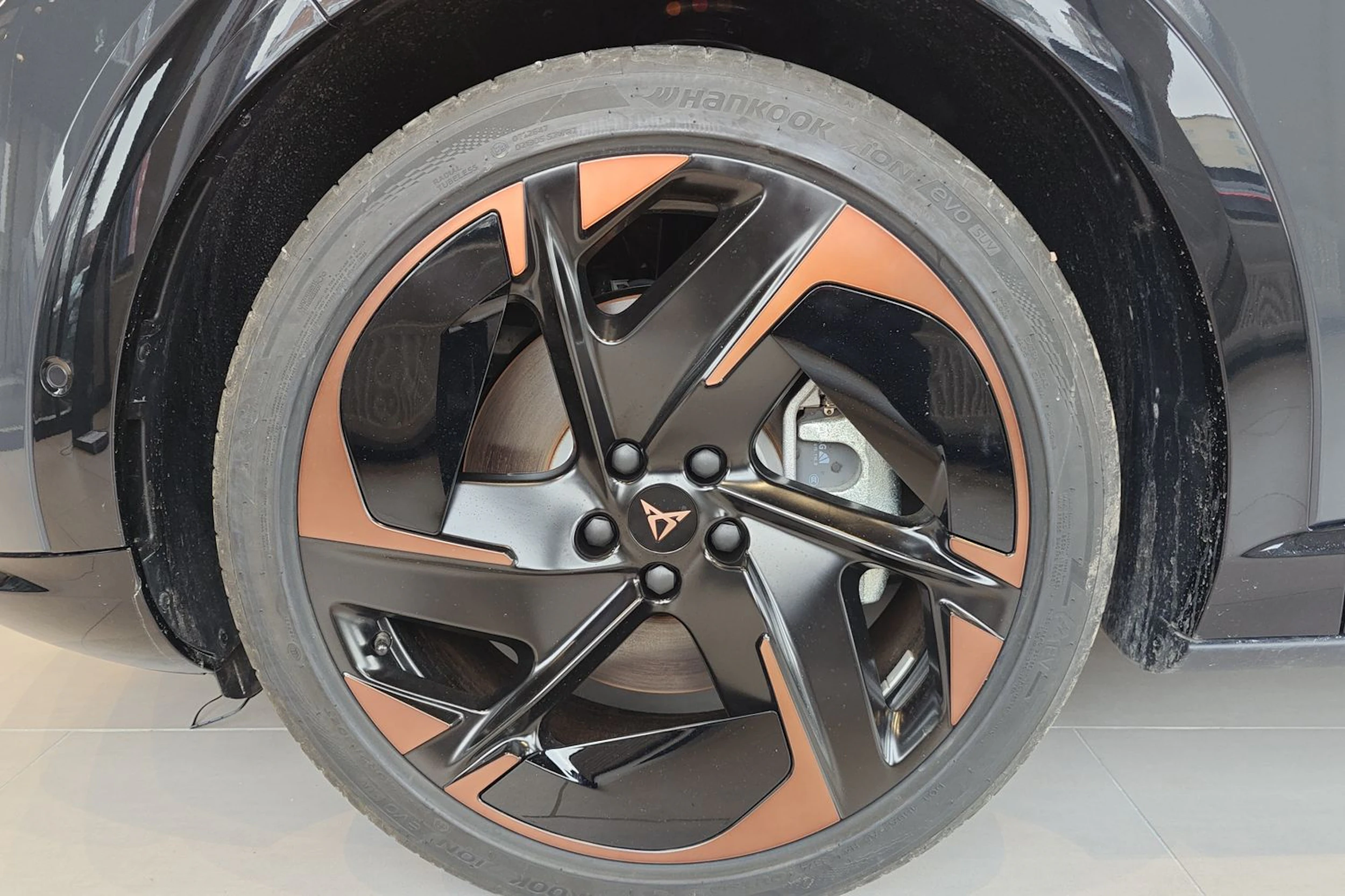 harmaa CUPRA Tavascan 2026 kuva 10.