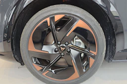 harmaa CUPRA Tavascan 2026 kuva 10.