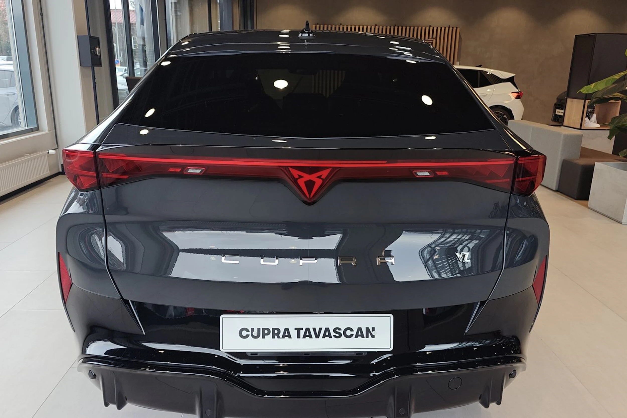 harmaa CUPRA Tavascan 2026 kuva 11.
