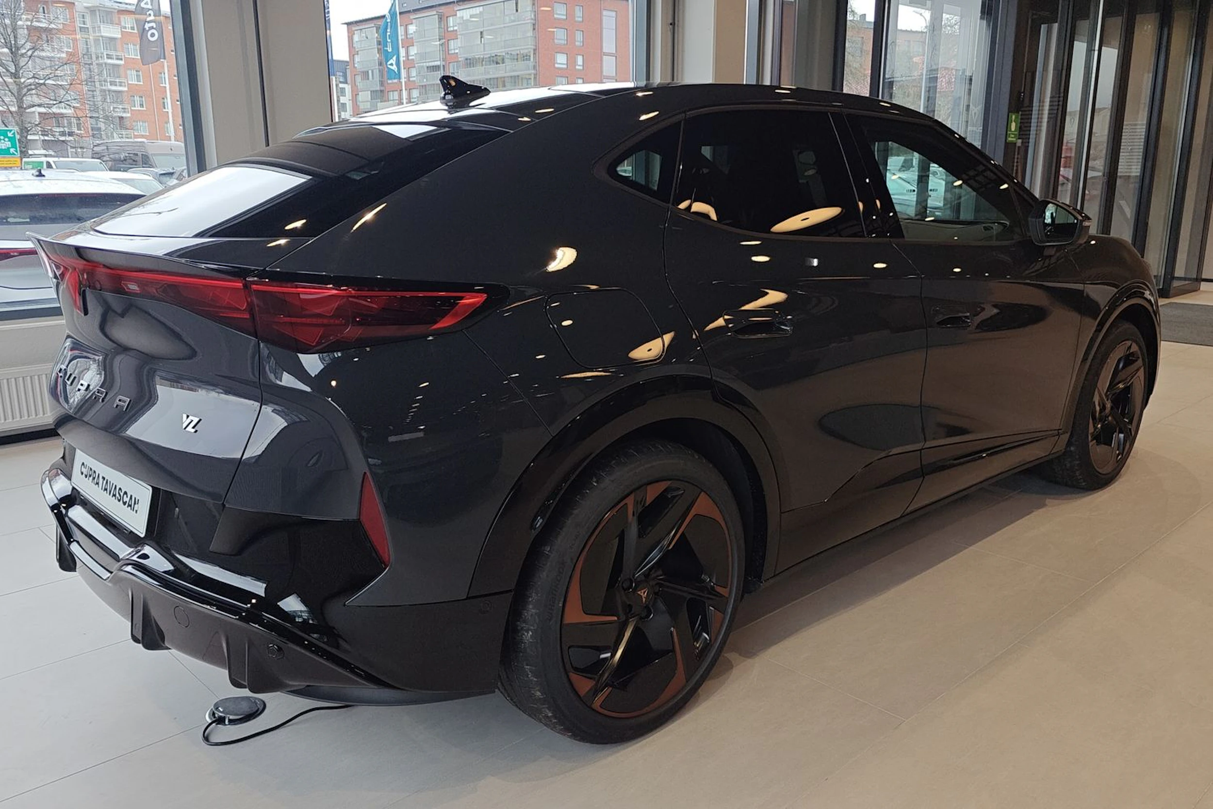 harmaa CUPRA Tavascan 2026 kuva 13.