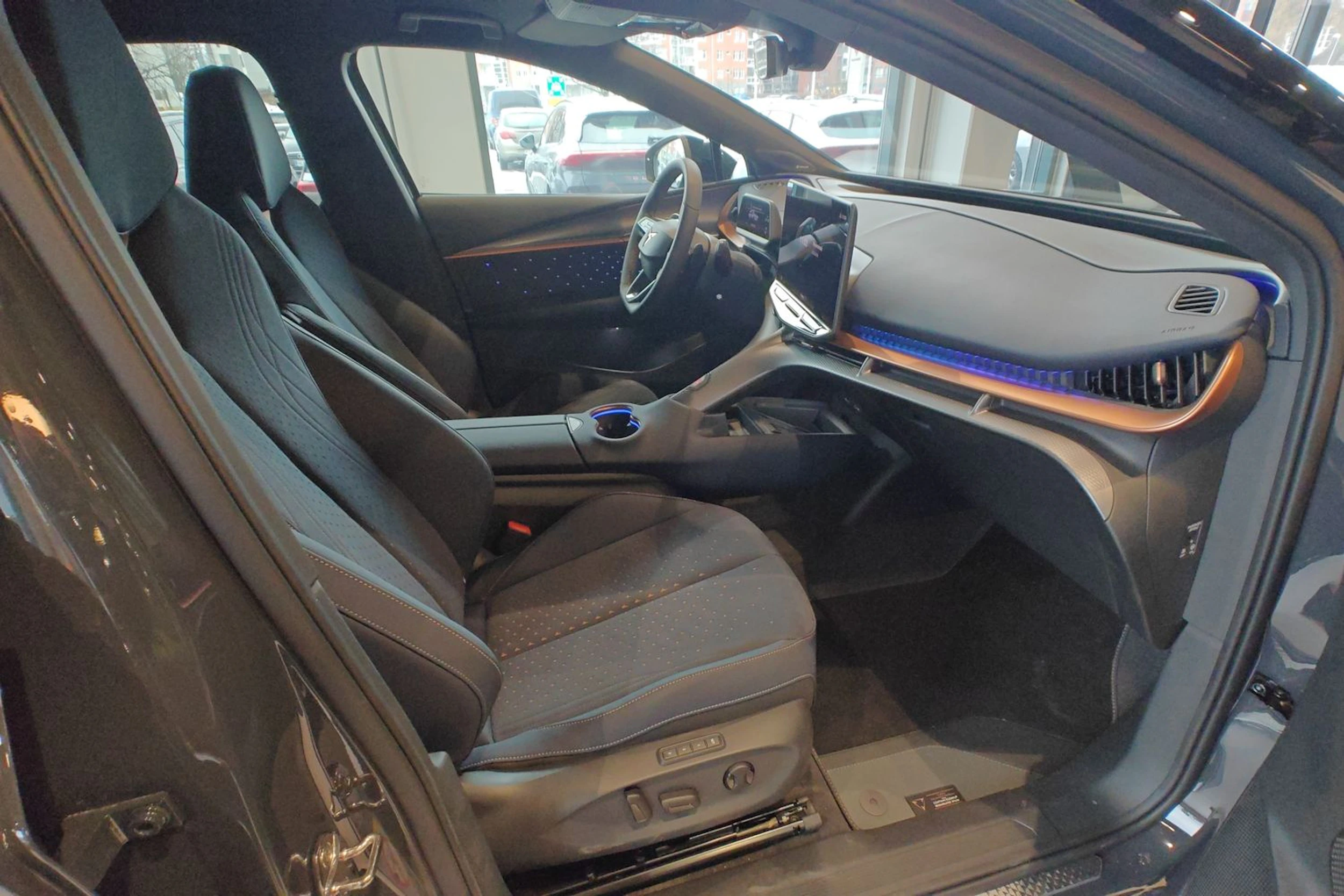 harmaa CUPRA Tavascan 2026 kuva 14.