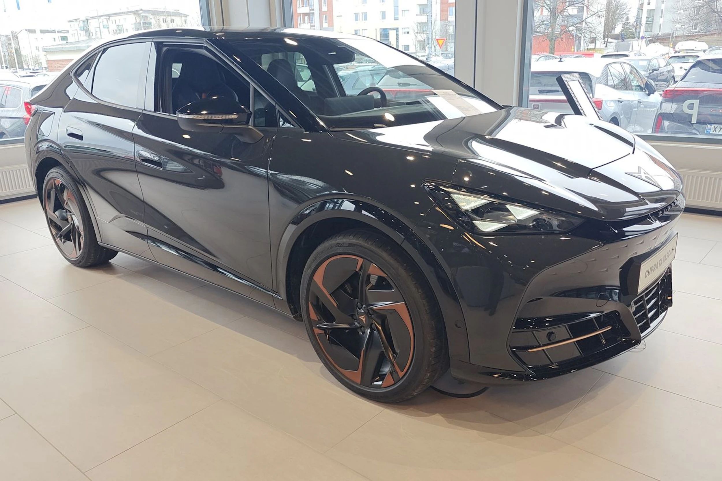 harmaa CUPRA Tavascan 2026 kuva 15.