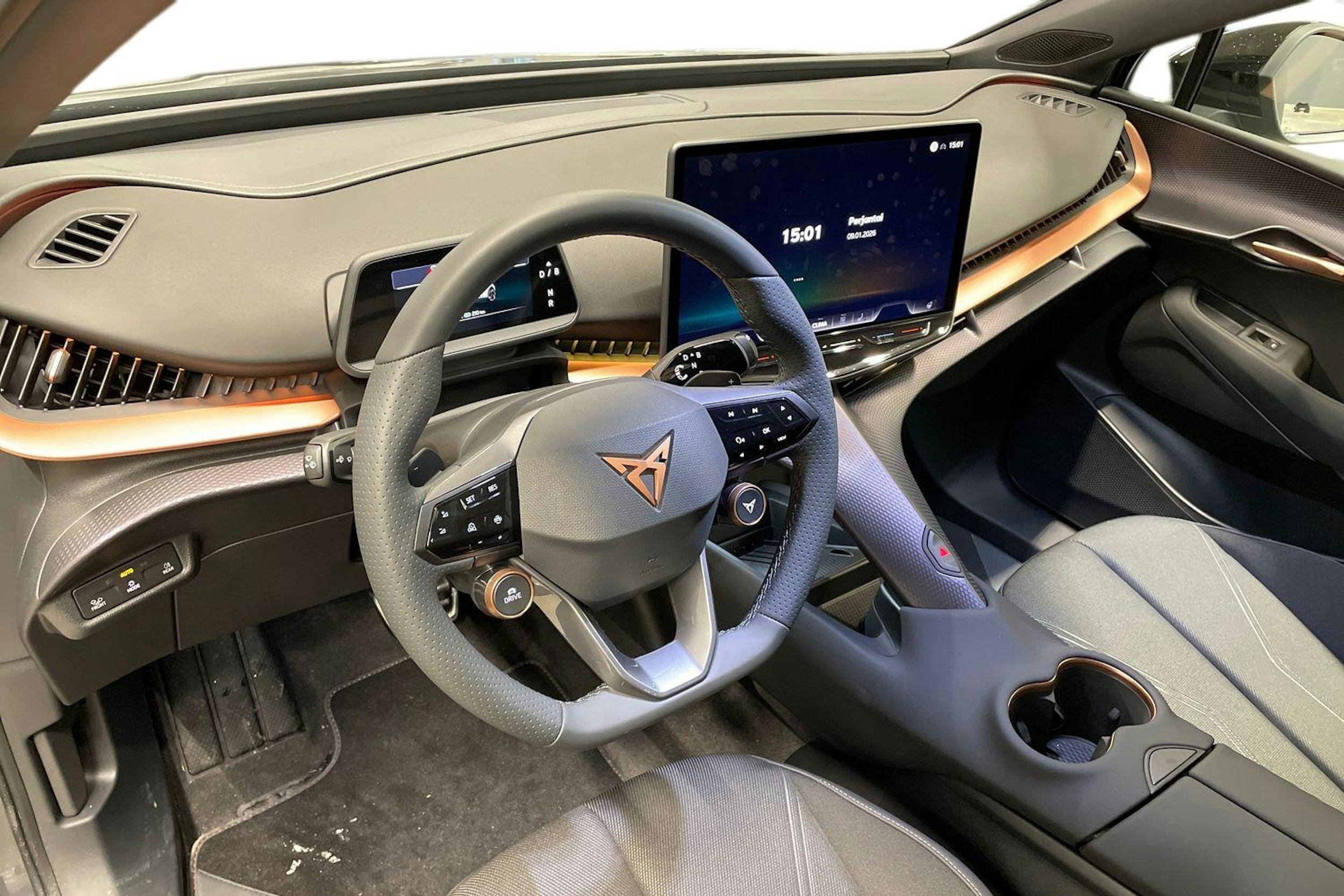 harmaa CUPRA Tavascan 2026 kuva 7.