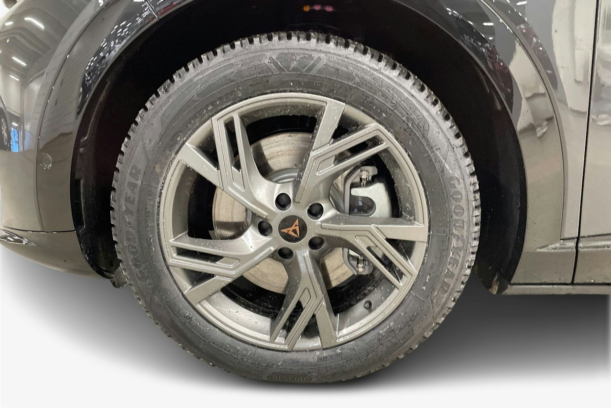 harmaa CUPRA Tavascan 2026 kuva 11.