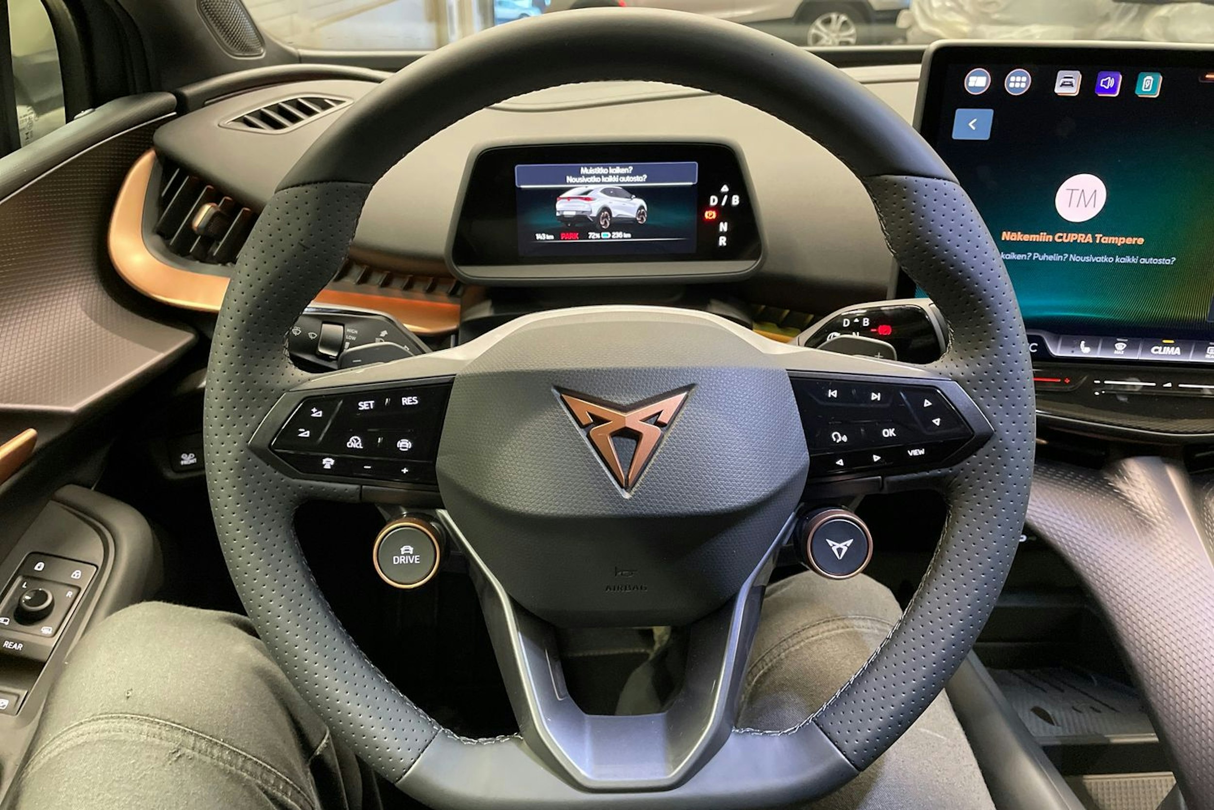 harmaa CUPRA Tavascan 2026 kuva 14.