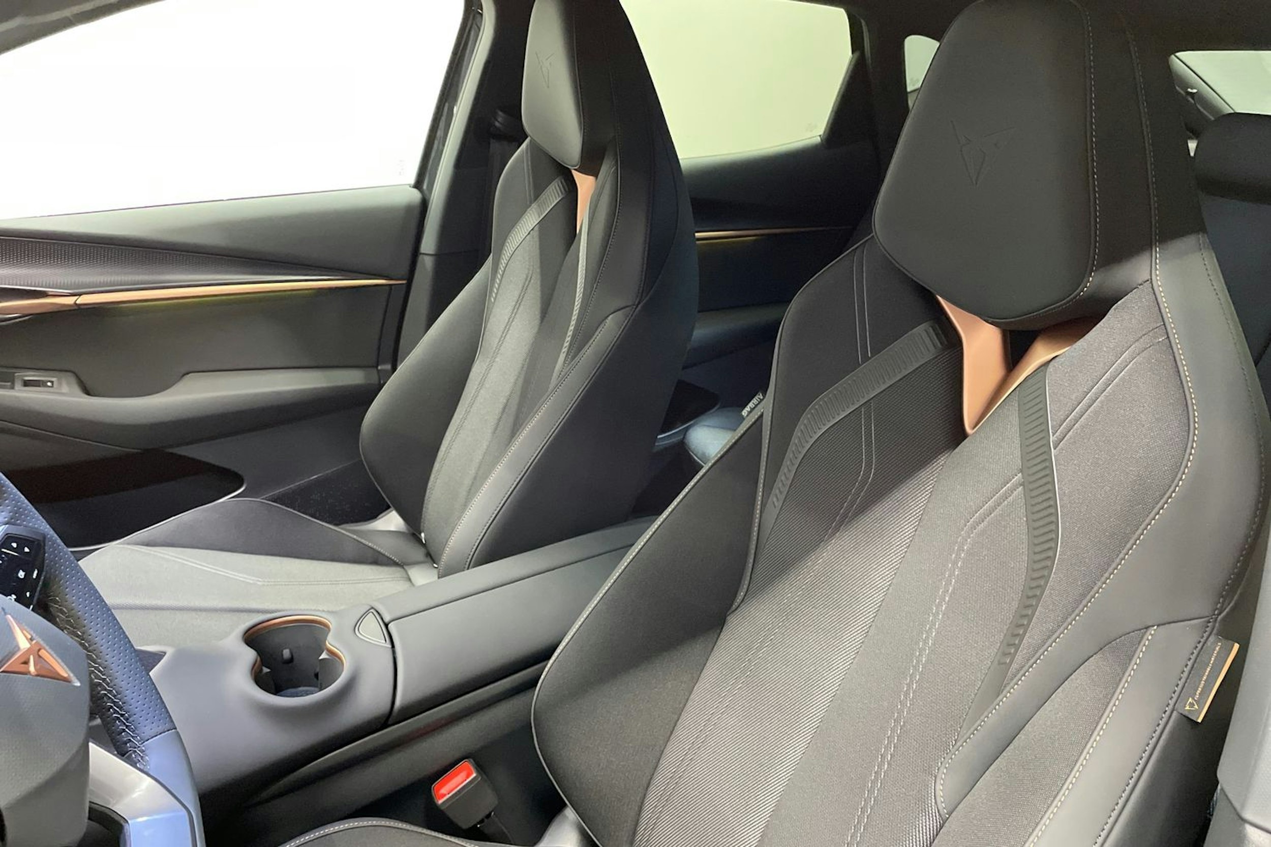 harmaa CUPRA Tavascan 2026 kuva 18.