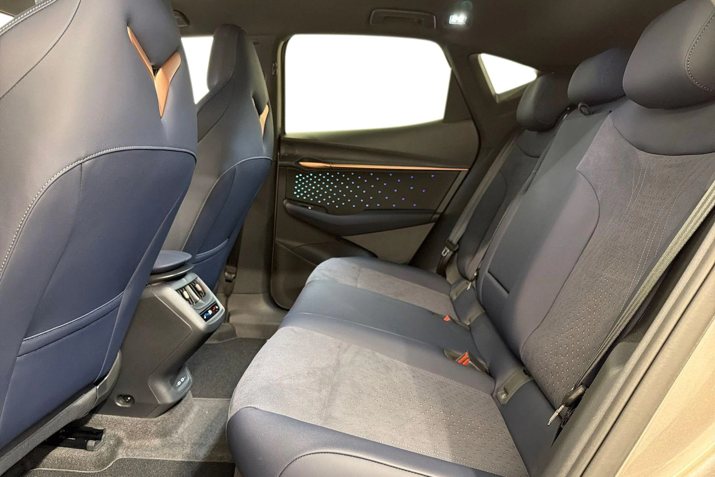 ruskea (beige) CUPRA Tavascan 2026 kuva 8.