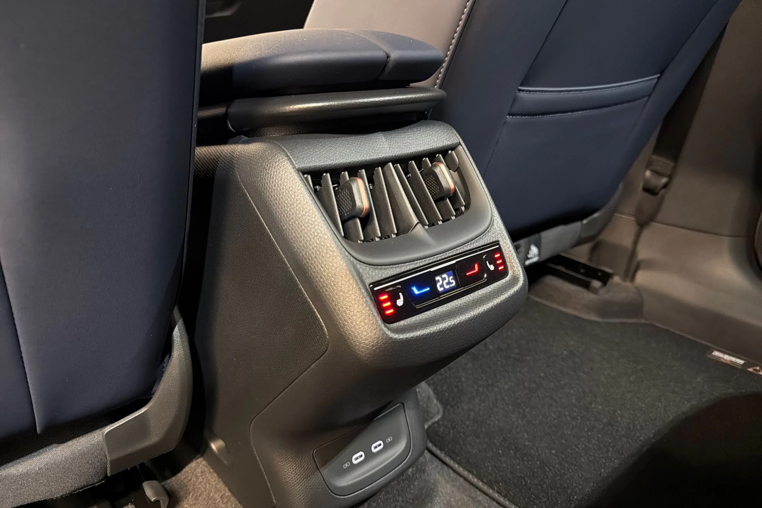 ruskea (beige) CUPRA Tavascan 2026 kuva 14.