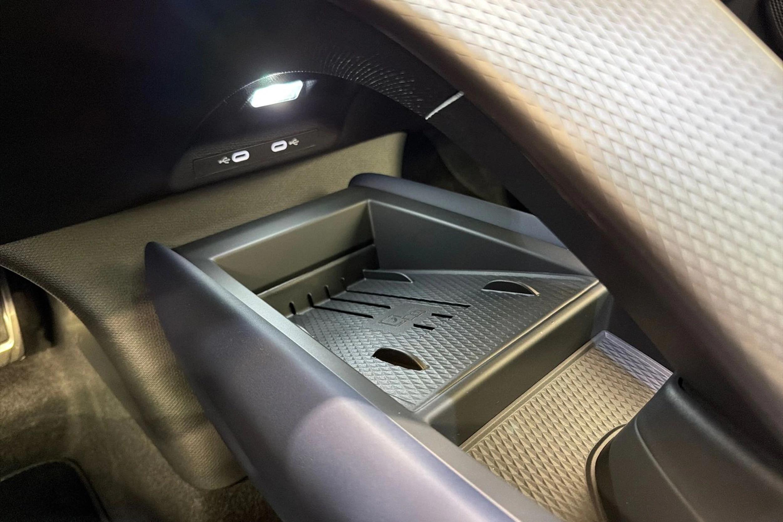 ruskea (beige) CUPRA Tavascan 2026 kuva 28.