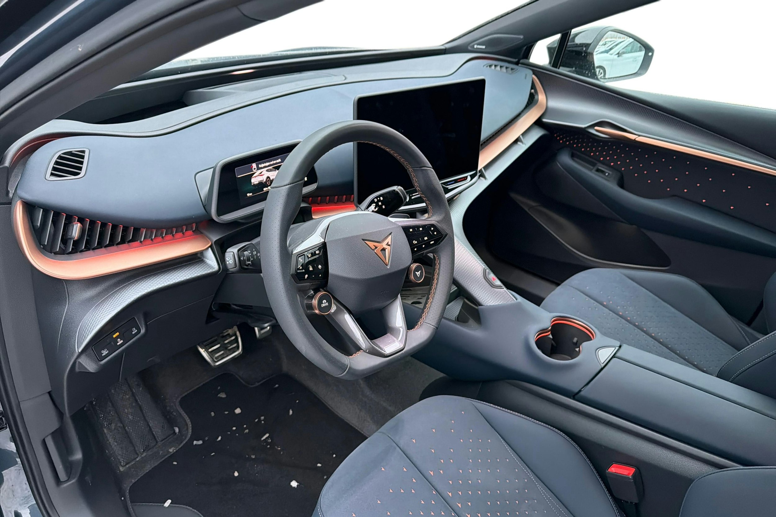 sininen CUPRA Tavascan 2026 kuva 6.