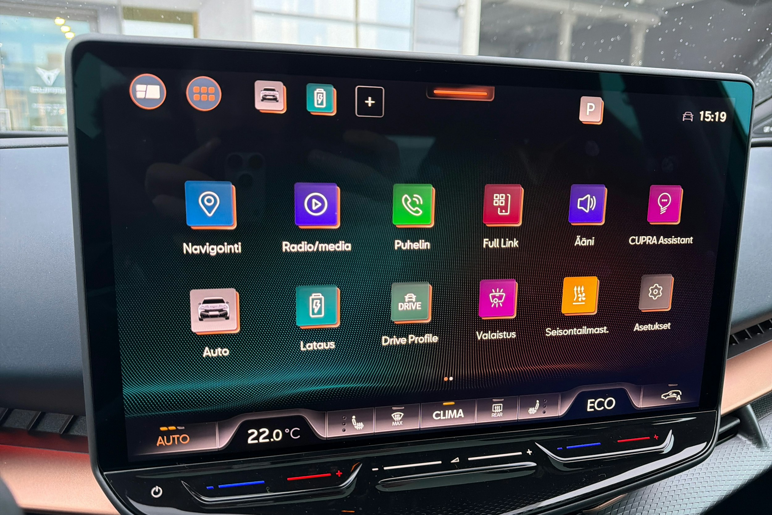 sininen CUPRA Tavascan 2026 kuva 17.