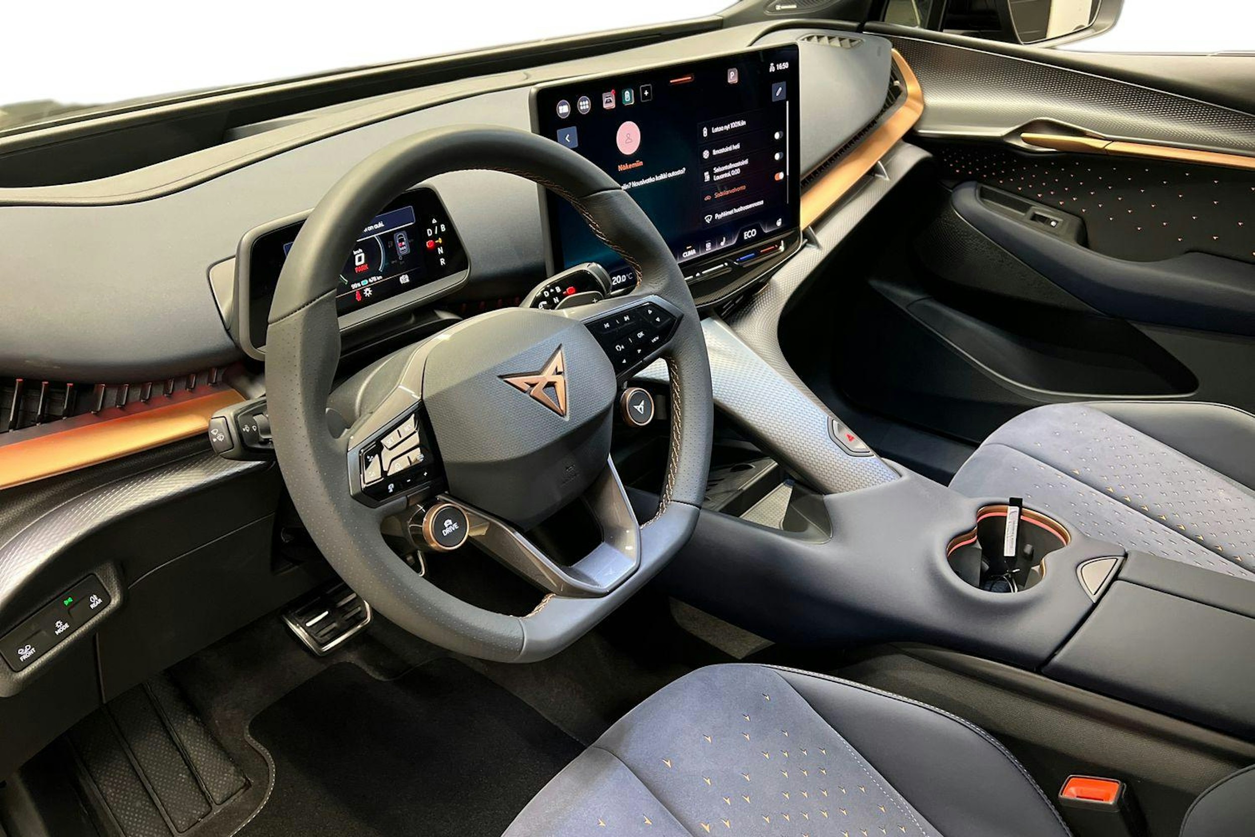 harmaa CUPRA Tavascan 2026 kuva 6.