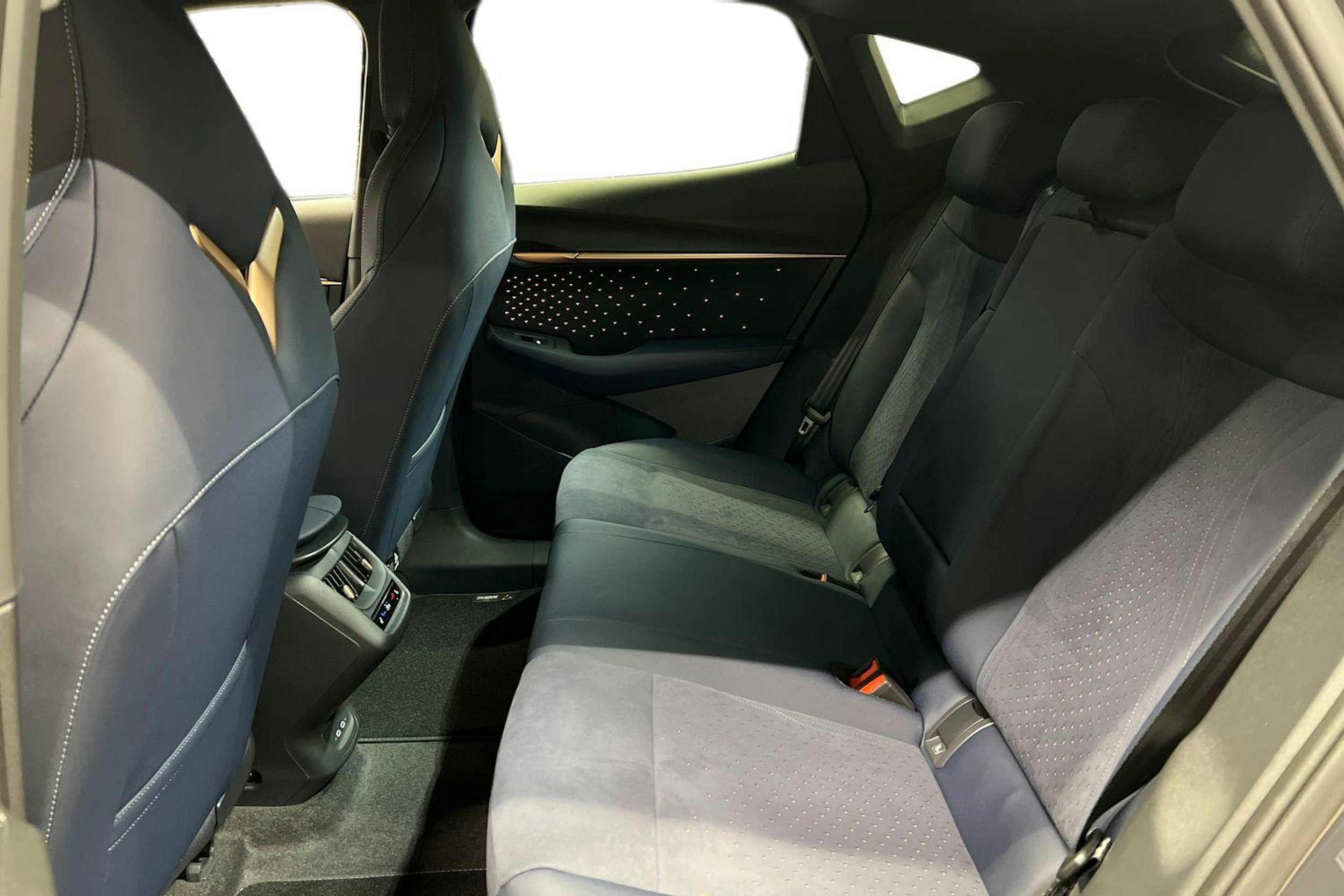 harmaa CUPRA Tavascan 2026 kuva 8.